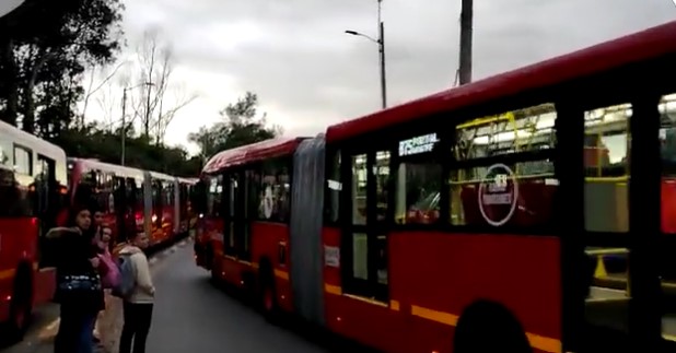 Colapso en TransMilenio: usuarios obligados a caminar en la mañana de este lunes