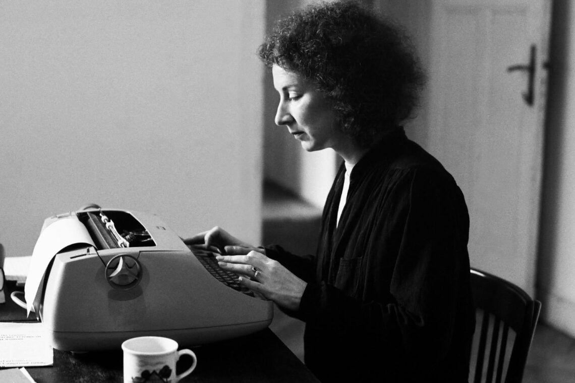 Una joven Margaret Atwood frente a su máquina de escribir.