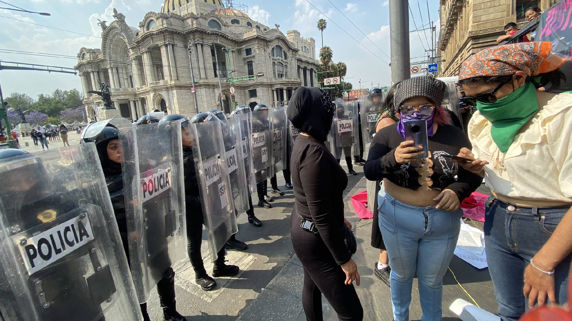 Protesta en Eje Central por agresión a adolescente dejó enfrentamiento entre policías y feministas