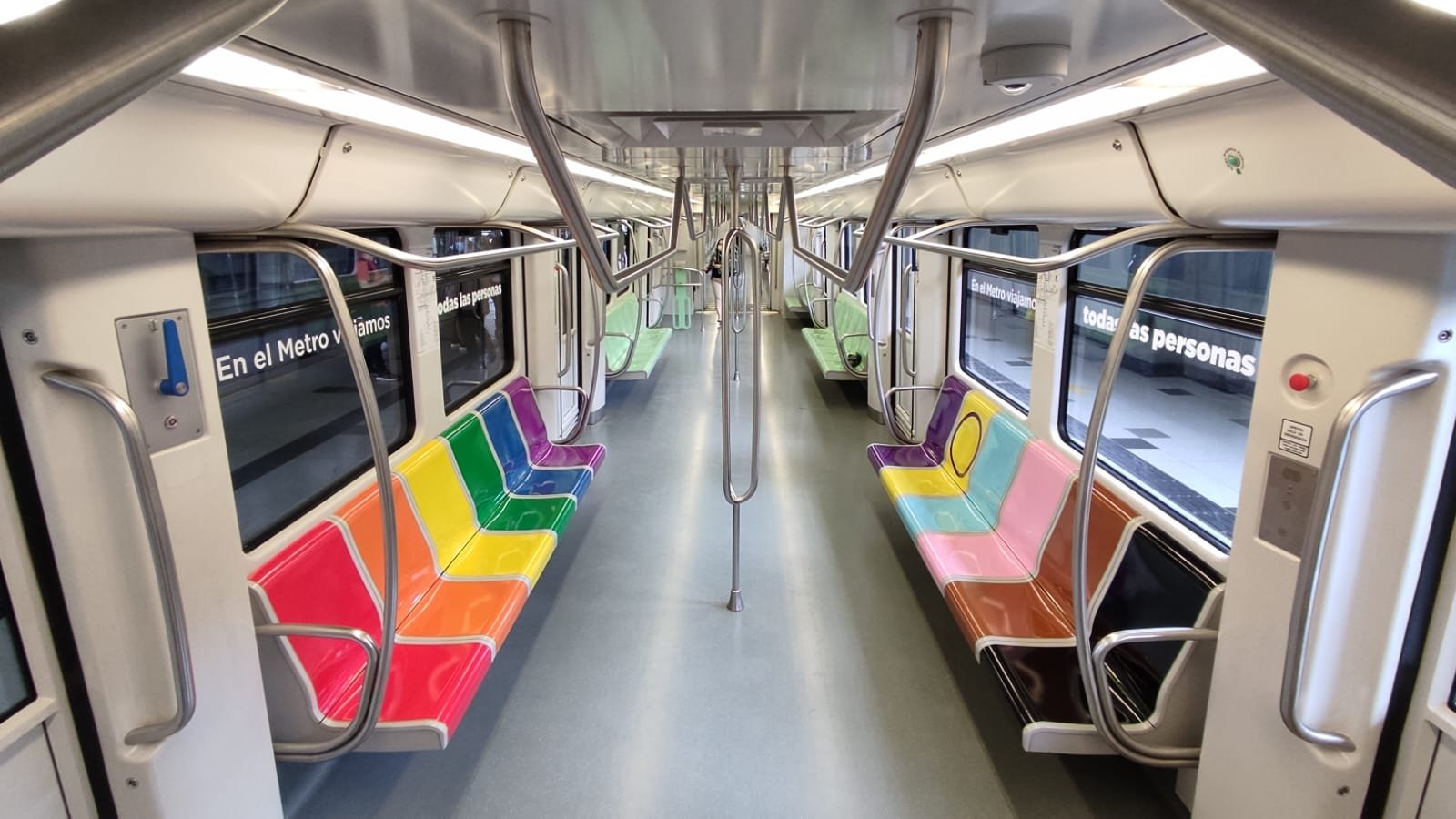 En la imagen, la intervención del Metro de Medellín en sus sillas del Metro en el marco del mes del orgullo 2022. Foto: Alcaldía de Medellín