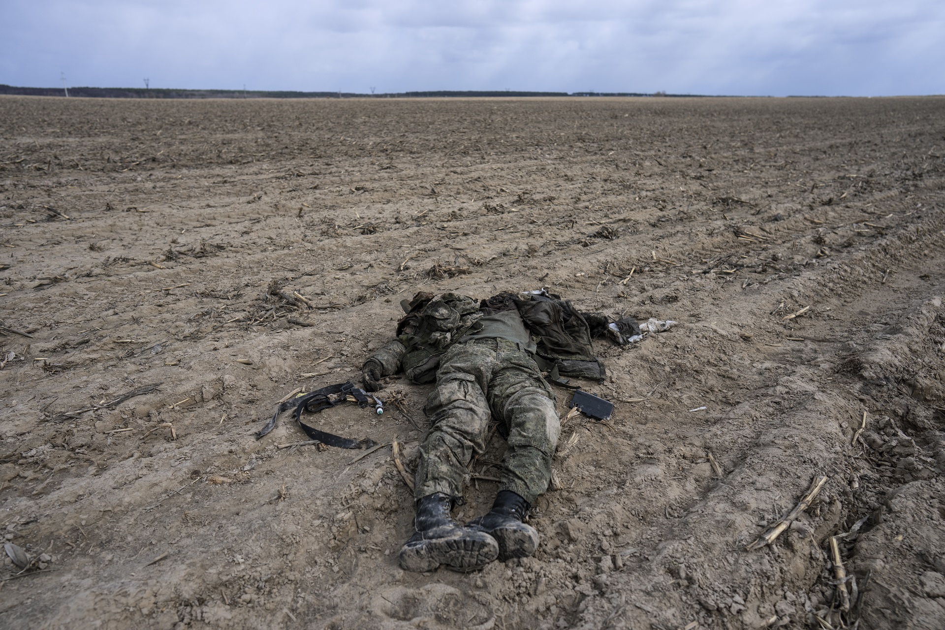 Soldado ruso muerto en las afueras de Kiev (AP Photo/Rodrigo Abd)