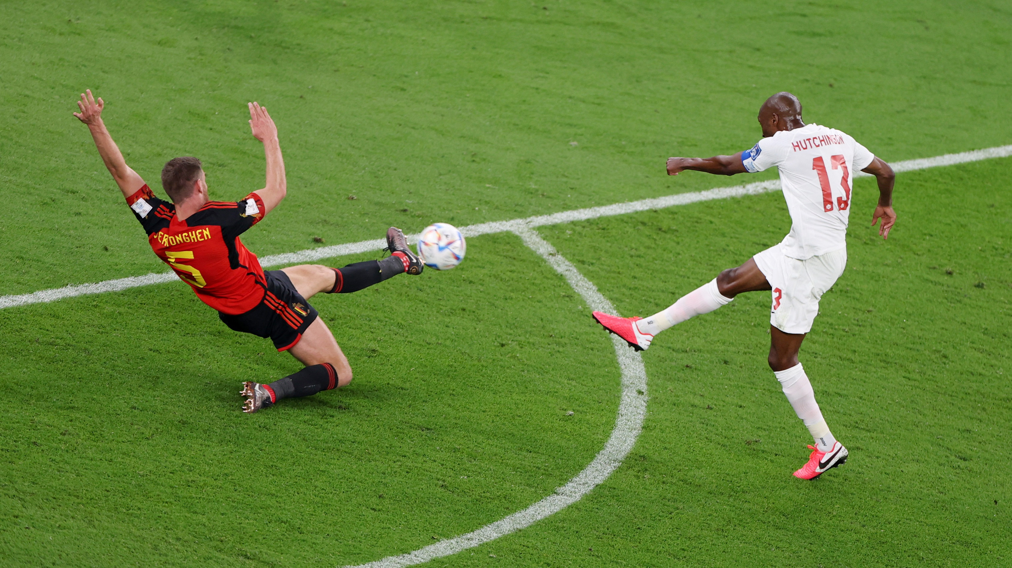 Atiba Hutchinson pateó al arco pero su remate se fue desviado. Jan Vertonghen no pudo bloquear el tiro del jugador canadiense (REUTERS/Molly Darlington)