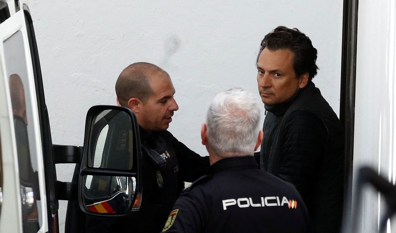Emilio Lozoya es escoltado por policías luego de su detención en Marbella, España, en febrero de 2020 (Foto: Reuters)