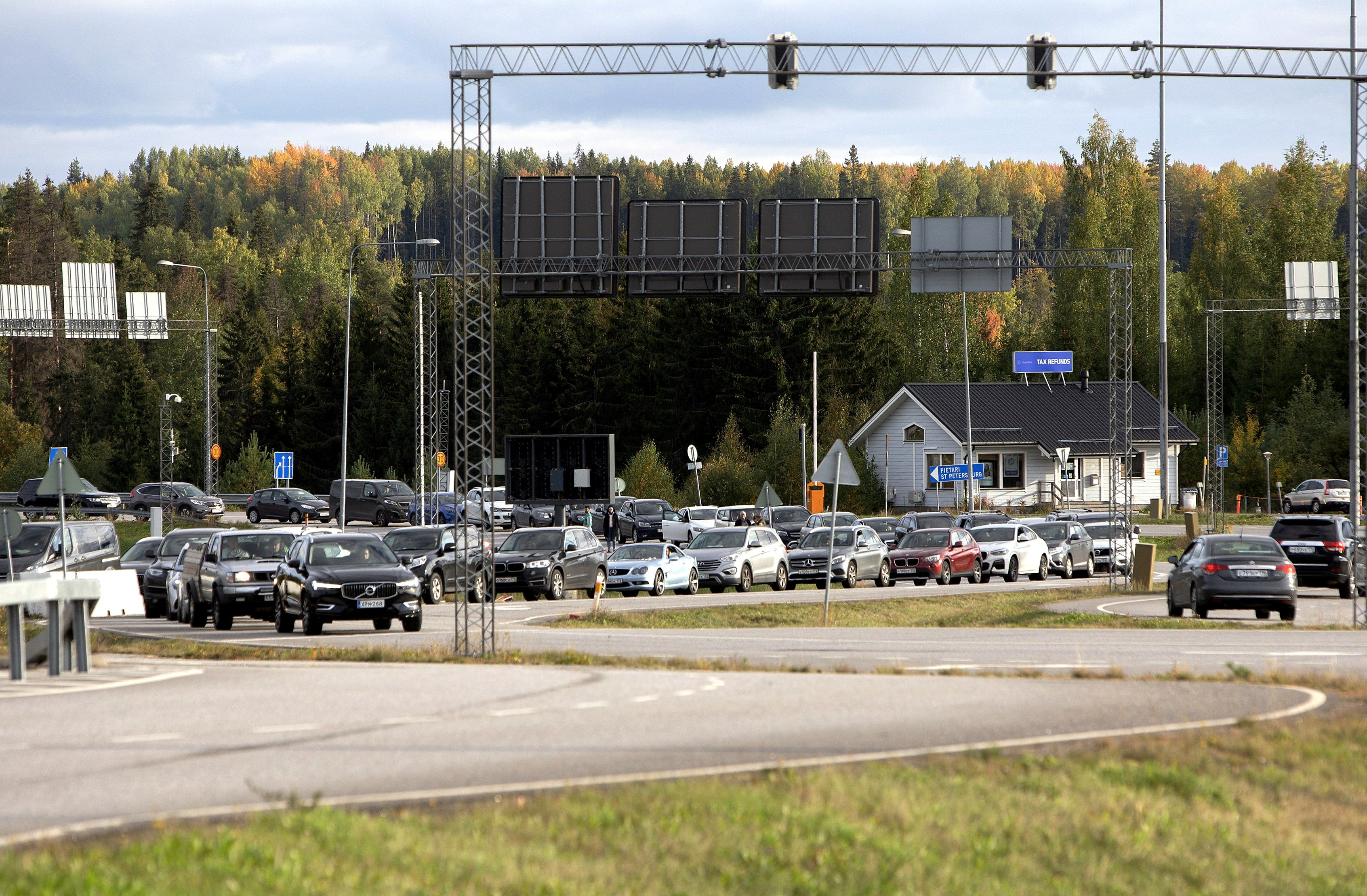 The Nuijamaa Pass crammed with waiting cars in Lappeenranta (Lauri Heino/Lehtikuva/via REUTERS)