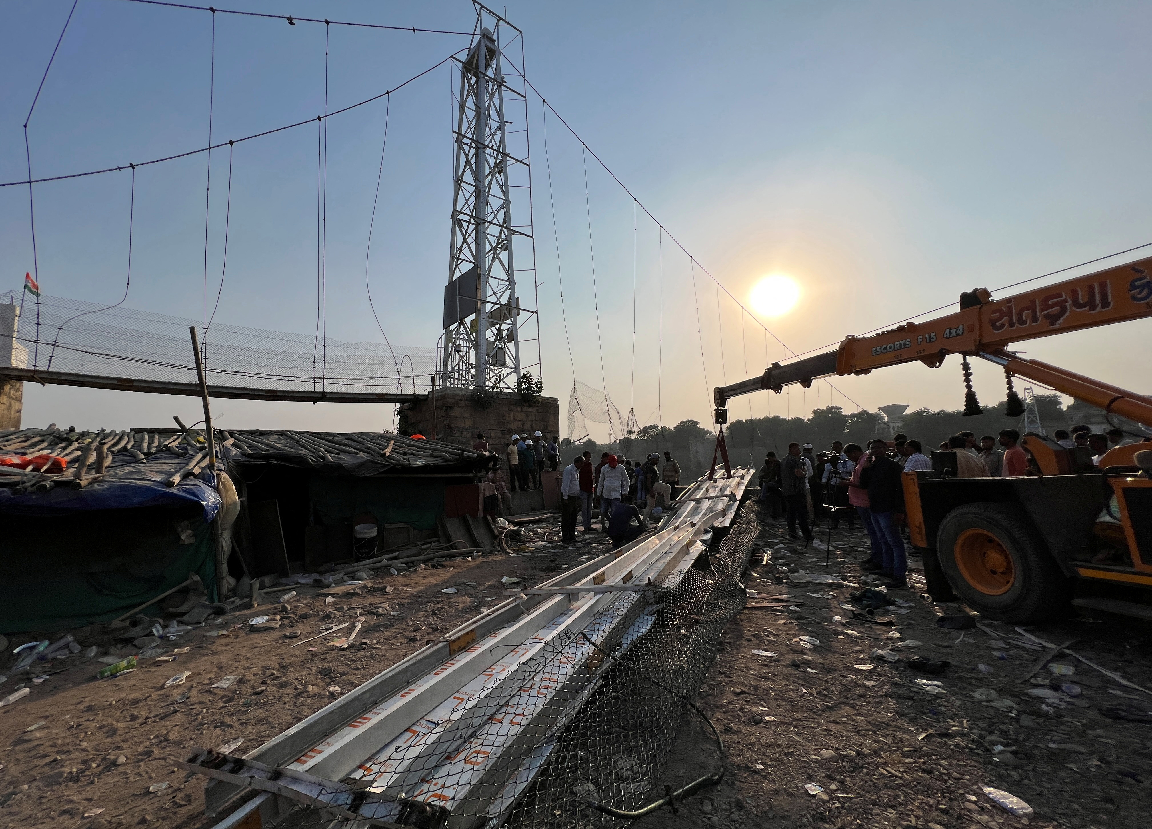 9 personas fueron detenidas por el derrumbe de un puente que dejó 134 muertos en India (REUTERS/Stringer)