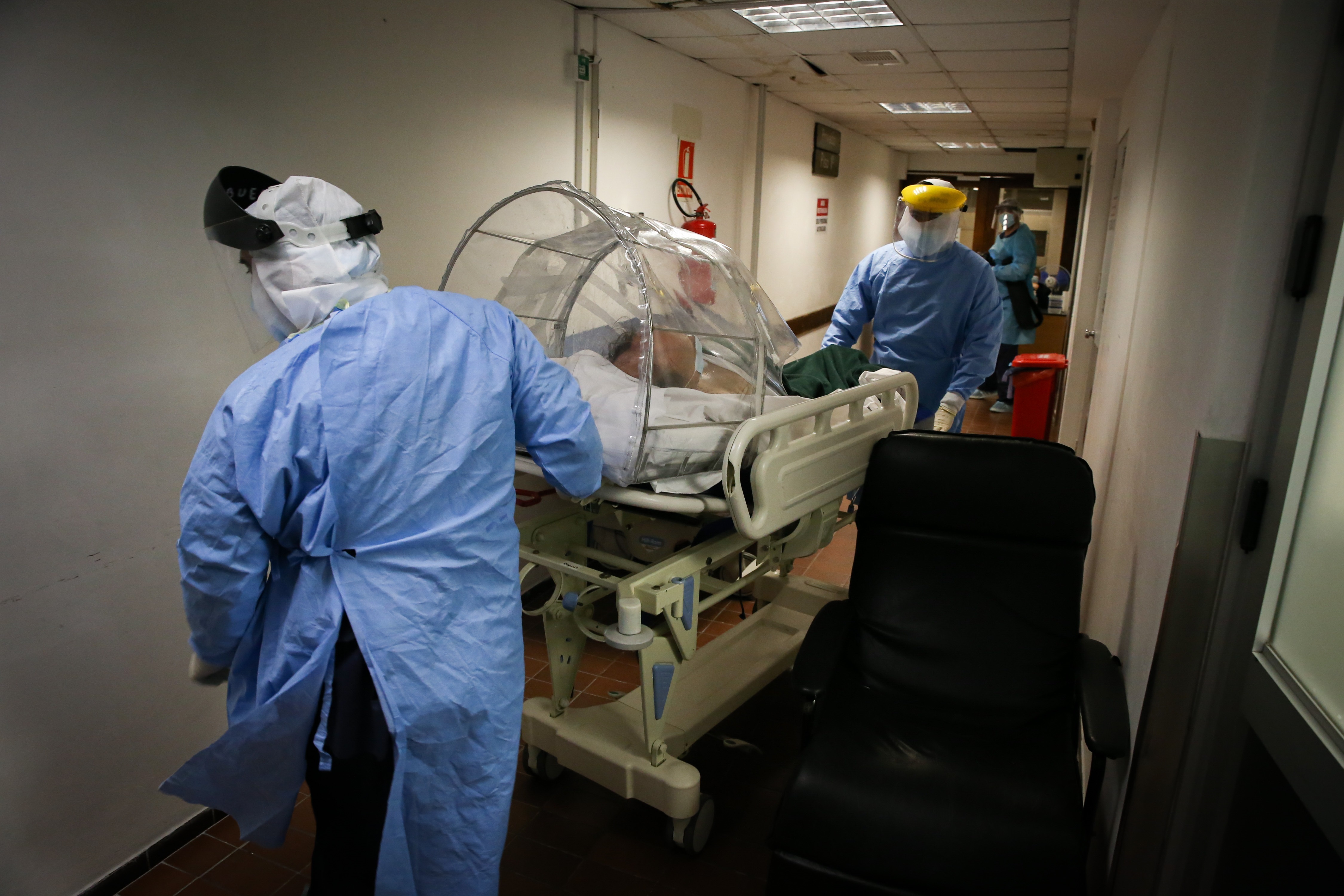 Enfermeros del área del Centro de Tratamientos intensivos (CTI) del hospital privado Casmu atienden a pacientes covid-19, el 14 de abril de 2021 en Montevideo (Uruguay). EFE/ Raúl Martínez/Archivo