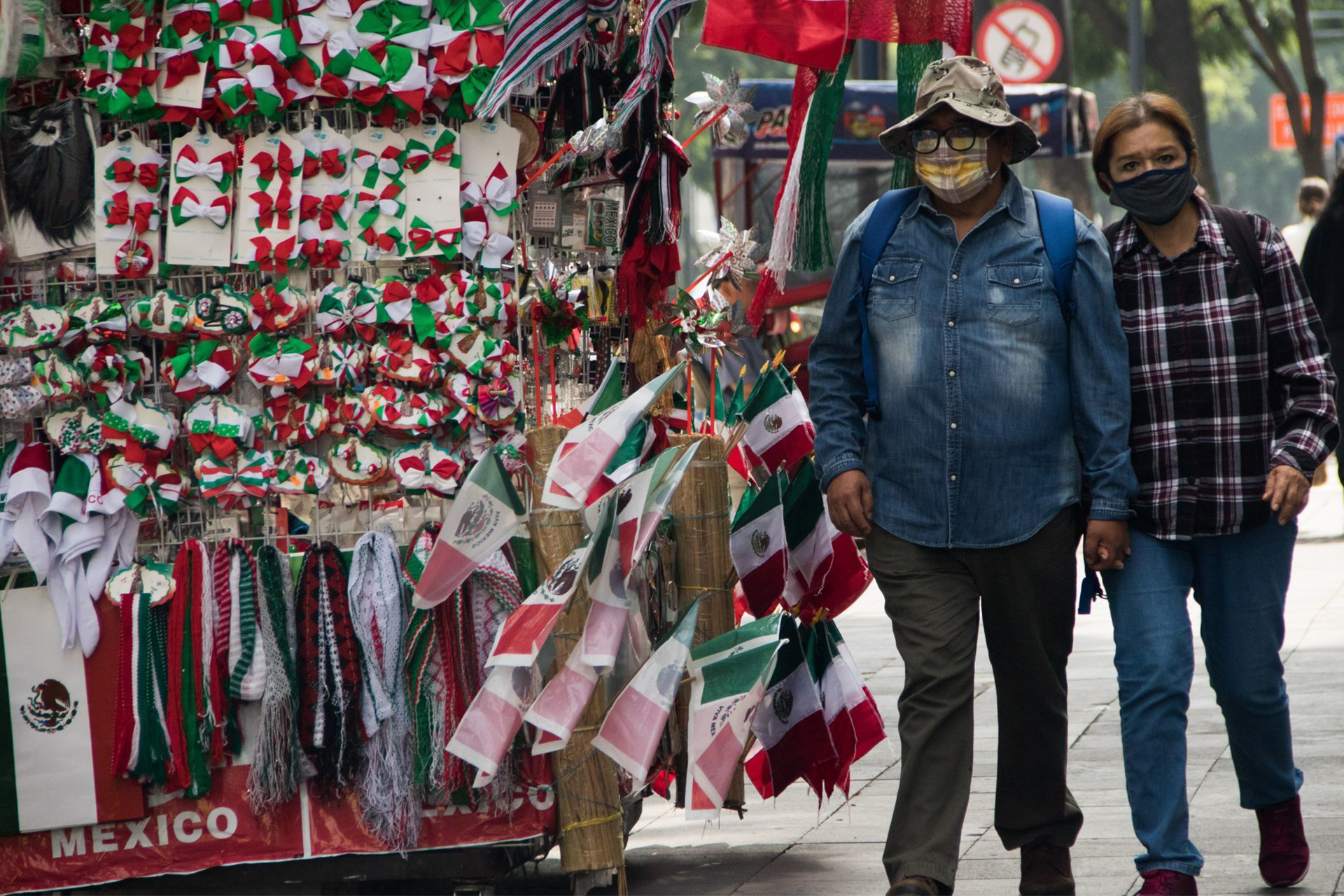 La Unión Nacional de Artesanos de símbolos patrios, comercia sus productos en la avenida Juárez, hasta Eje Central Lázaro Cárdenas. Capitalinos acuden a comprarse algún adorno para este mes patrio.