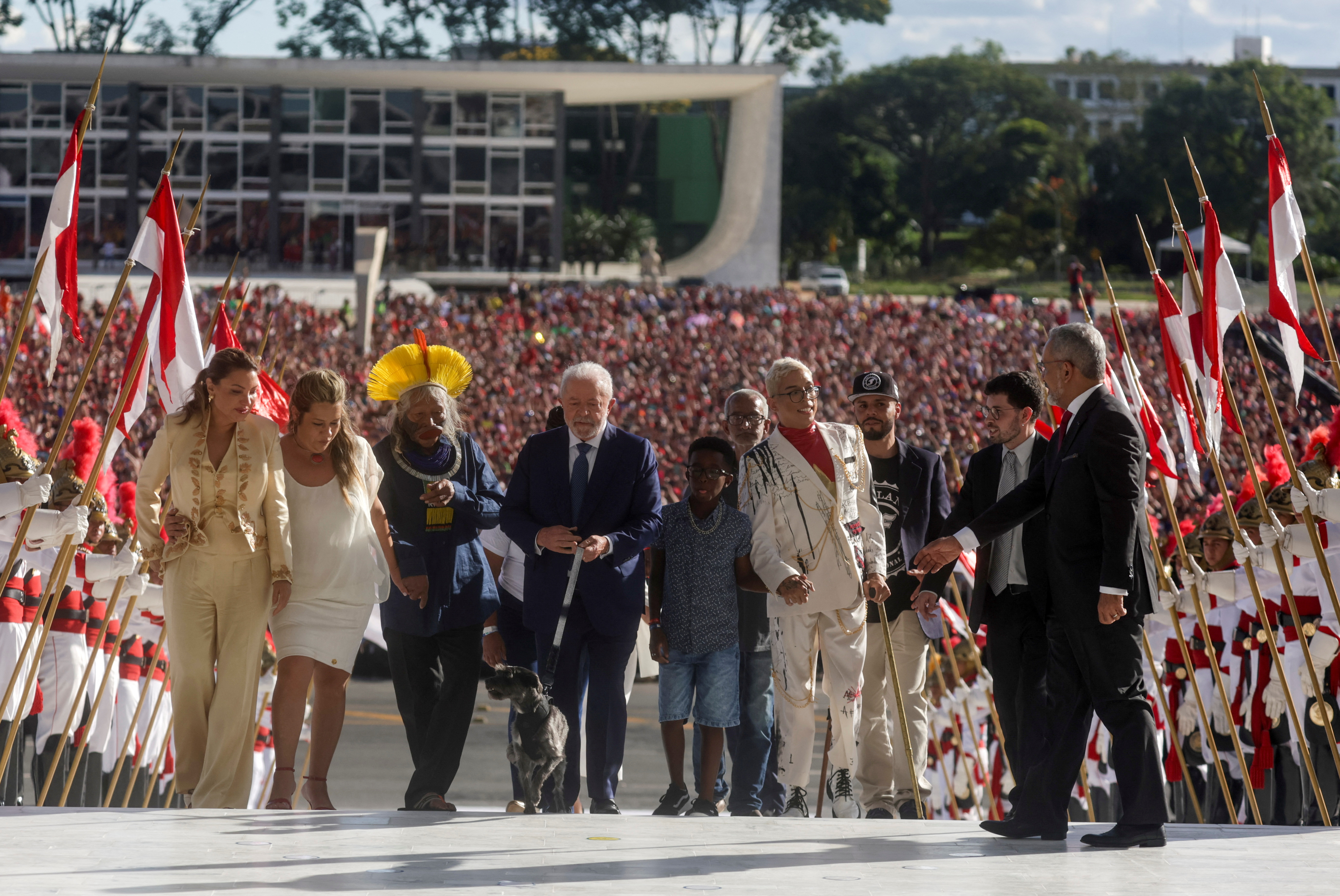 El presidente de Brasil, Luiz Inácio Lula da Silva, con su esposa Rosangela "Janja" da Silva, el vicepresidente Geraldo Alckmin y su esposa Maria Lucia Ribeiro Alckmin, camina por la rampa del Palacio de Planalto tras su ceremonia de investidura