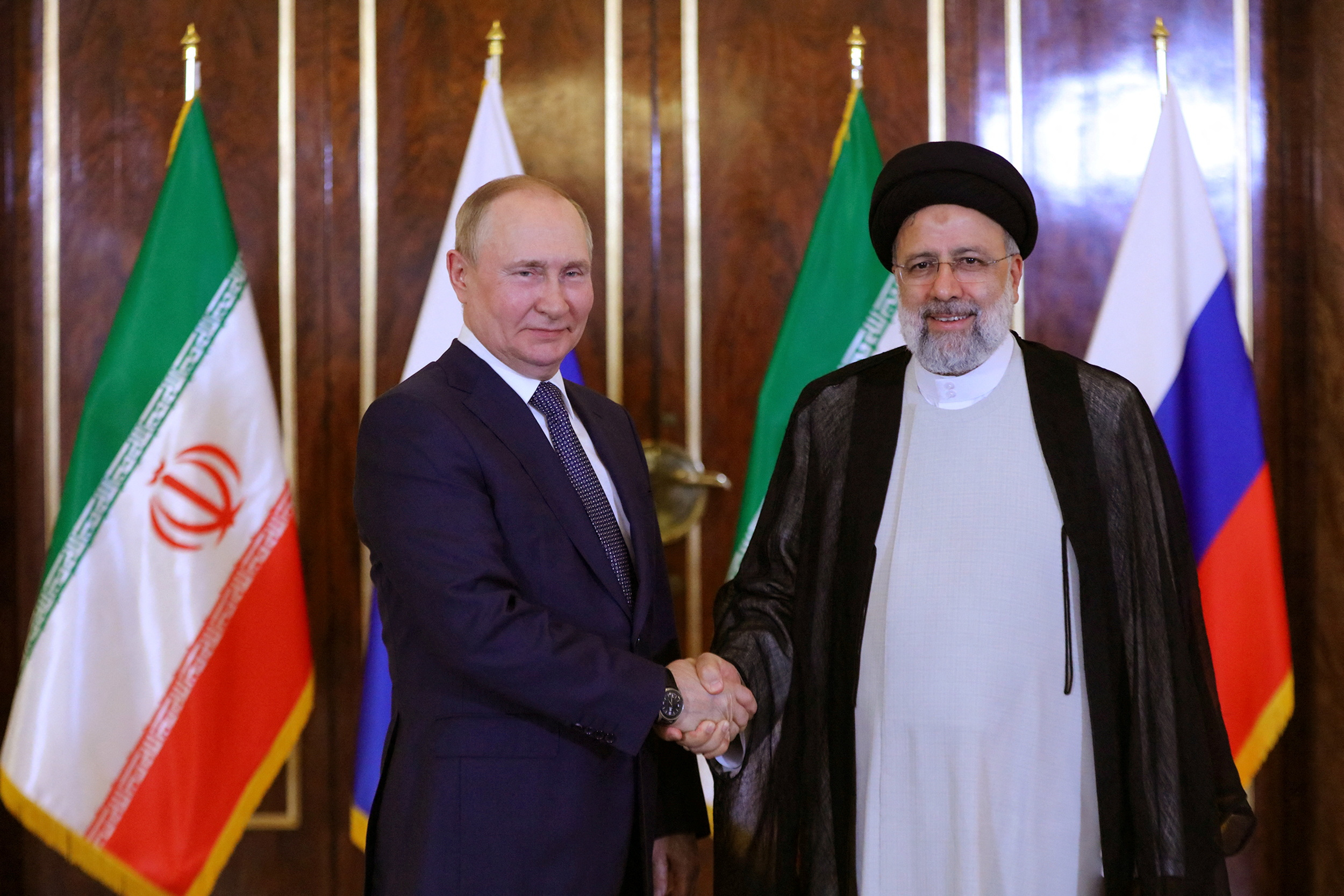 El iraní Ebrahim Raisi y el ruso Vladimir Putin en Teherán, Irán, 19 de julio de 2022 (Reuters)