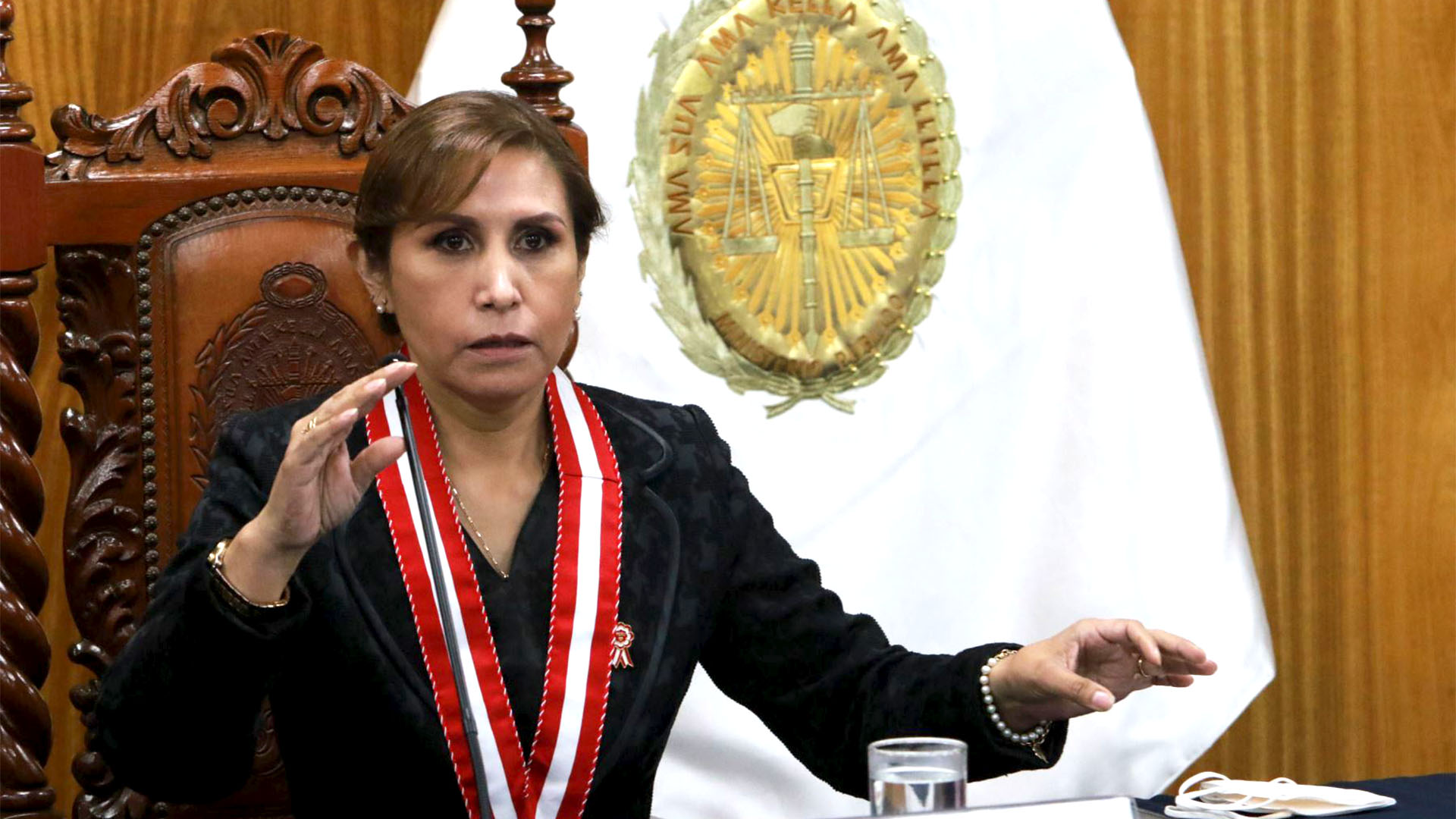 Patricia Benavides enfrenta una investigación por recibir una condecoración del alcalde de Lima, Rafael López Aliaga, quien es investigado por la fiscalía. (Radio Onda Azul)