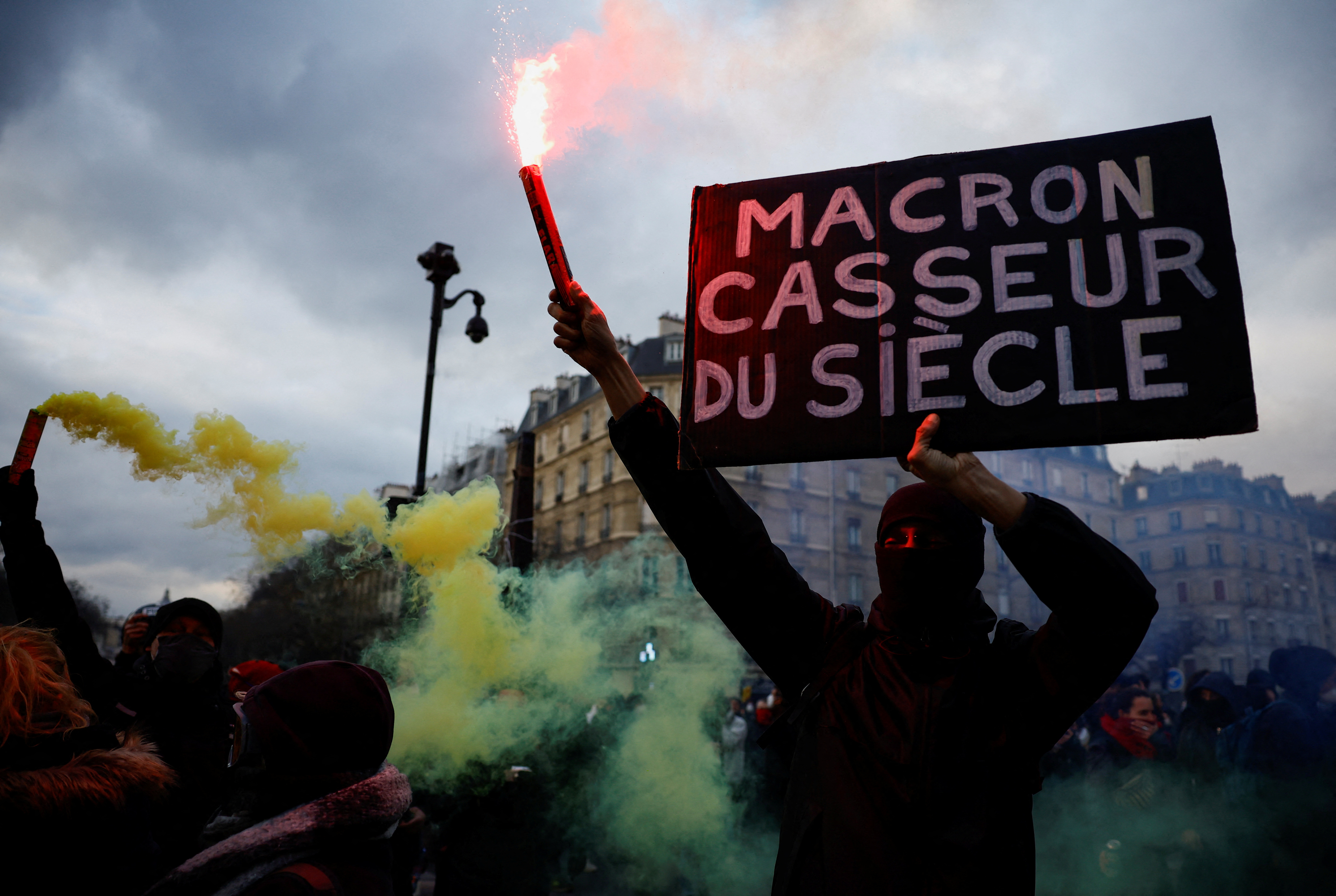 Un manifestante parisino sostiene un cartel con la leyenda "Macron, el agitador del siglo" (REUTERS/Sarah Meyssonnier)