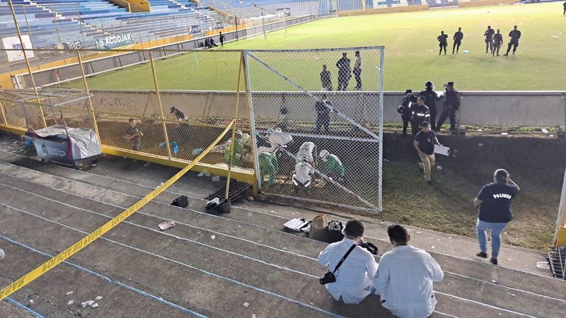 FOTO DE ARCHIVO: Vista de las secuelas de una estampida en el estadio Cuscatlán de San Salvador (Reuters)