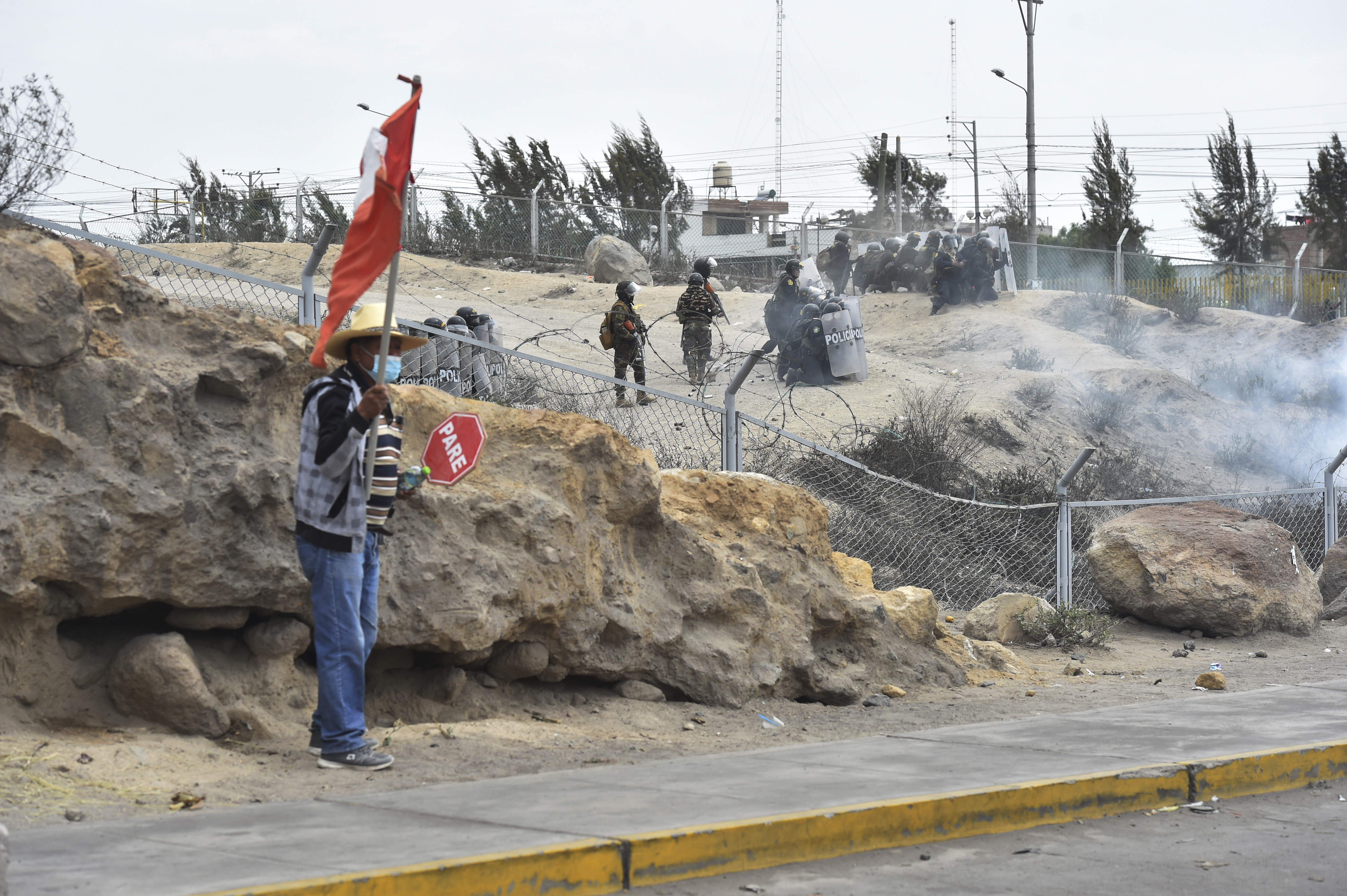 Agentes de seguridad vigilan el perímetro del aeropuerto Alfredo Rodríguez Ballón durante enfrentamientos con manifestantes antigubernamentales en Arequipa, Perú, el jueves 19 de enero de 2023. (AP Foto/José Sotomayor)
