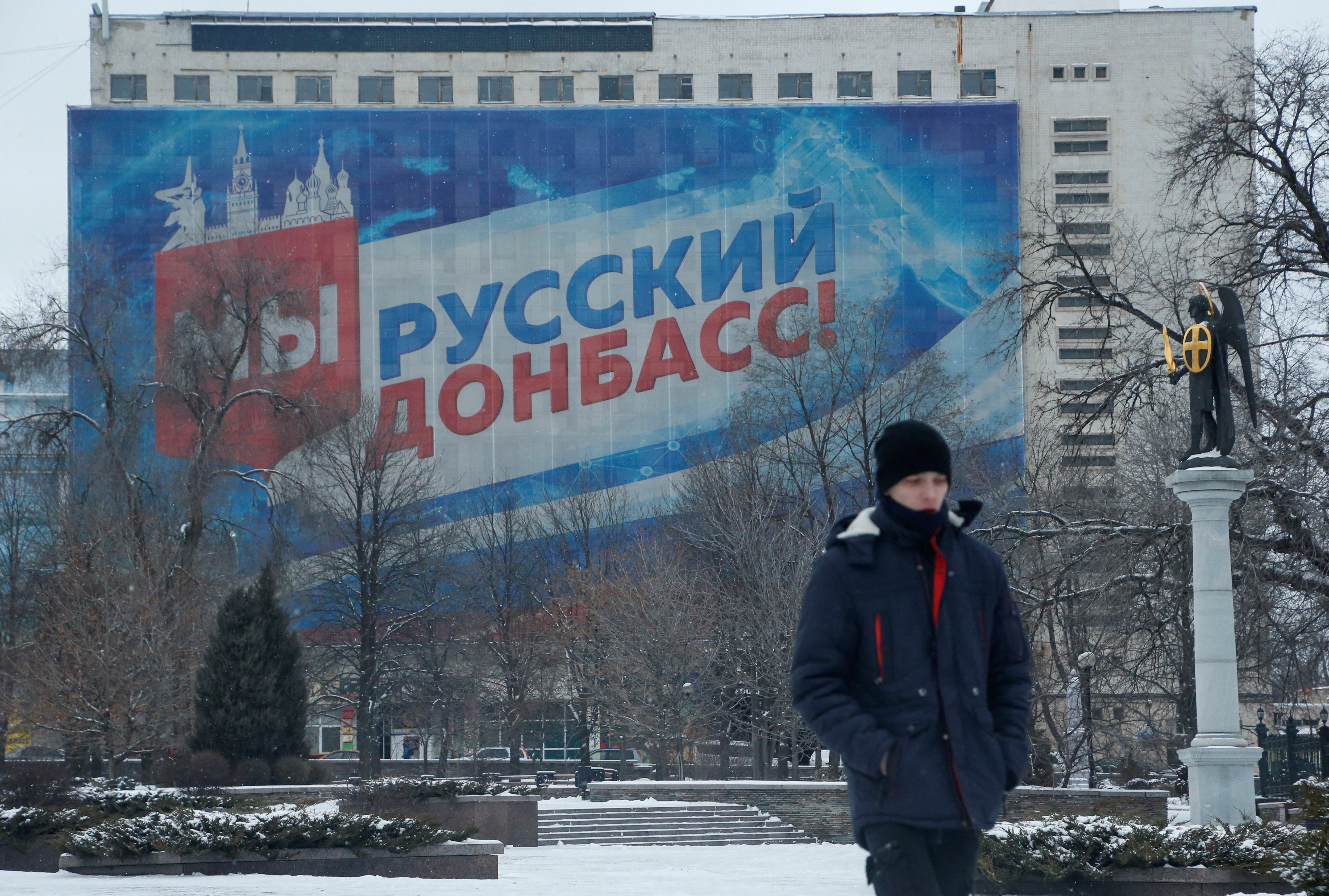 Un cartel dice "Somos el Donbas ruso" en la ciudad de Donetsk, al este de Ucrania. (REUTERS/Alexander Ermochenko)