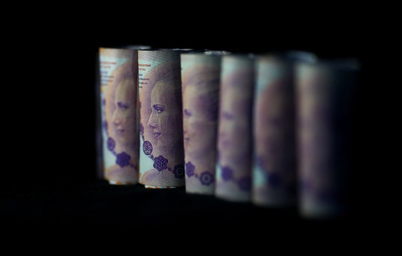Foto de archivo: imagen de billetes de 100 pesos argentinos en una ilustración en Buenos Aires, Argentina. 3 sept, 2019.  REUTERS/Agustin Marcarian/Illustration