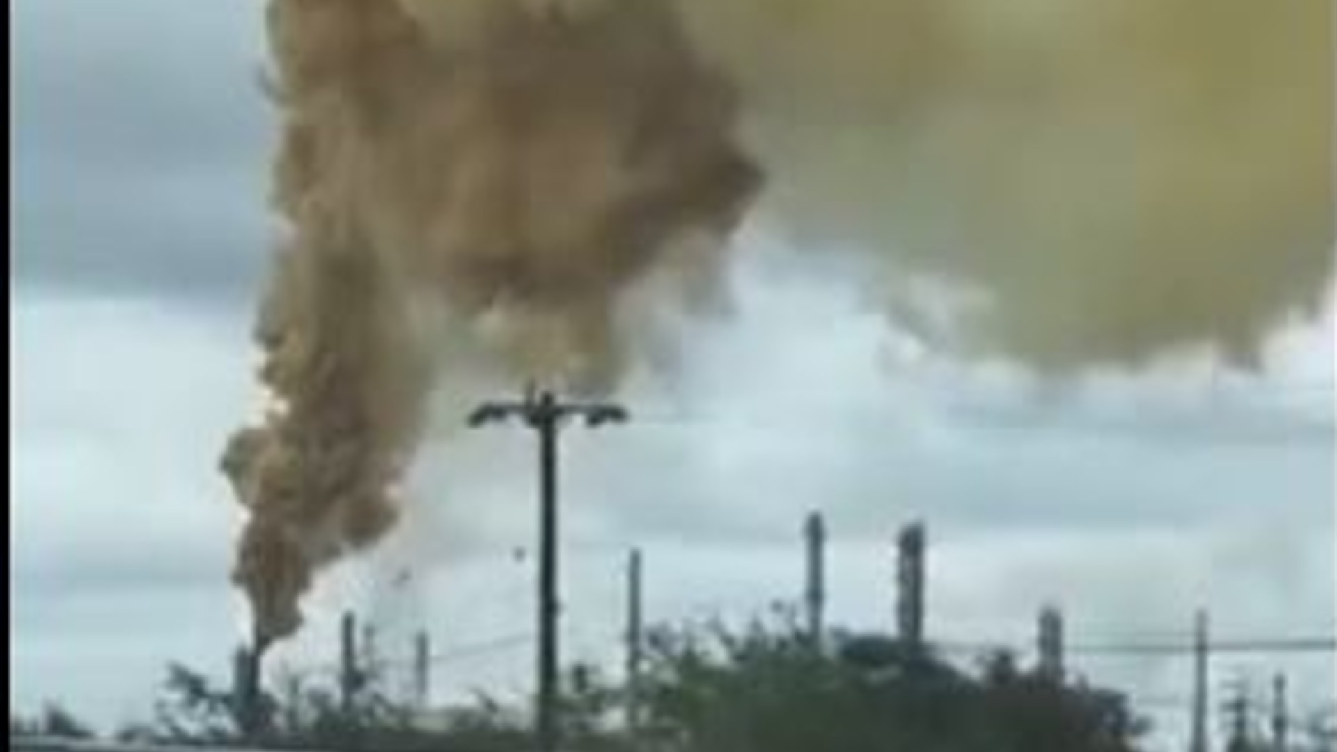 Columna de humo en Caderyta tras presunto desfogue de refinería de Pemex (Especial)