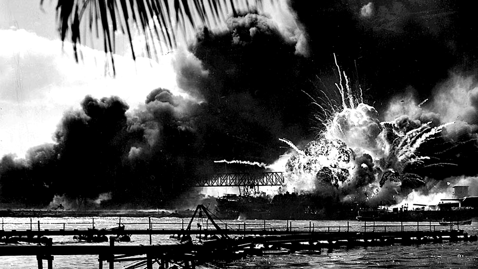 Últimas imágenes del destructor Shaw, bombardeado en el ataque sorpresa de Pearl Harbor. (AP)