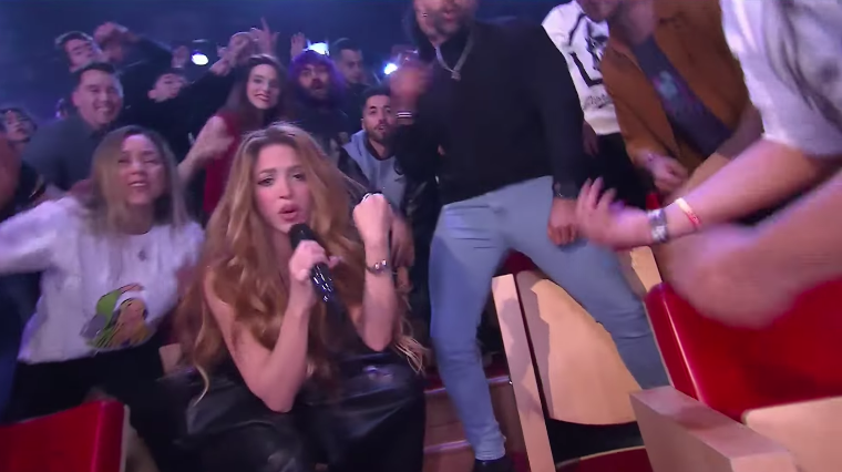Shakira presumió su Rolex en medio de la interpretación de Music Sessions #53 en el Show de Jimmy Fallon. Captura de pantalla YouTube.