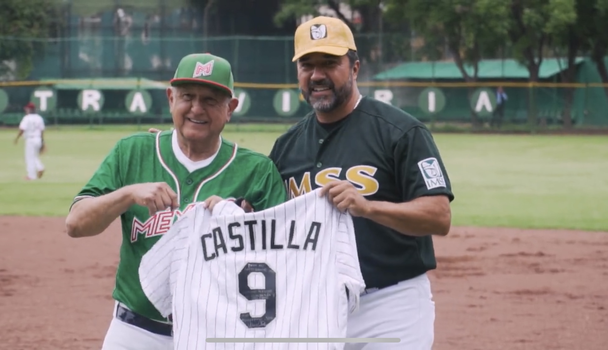 AMLO posó con Vinny Castilla en partido de béisbol (Foto: Twitter/@lopezobrador_)