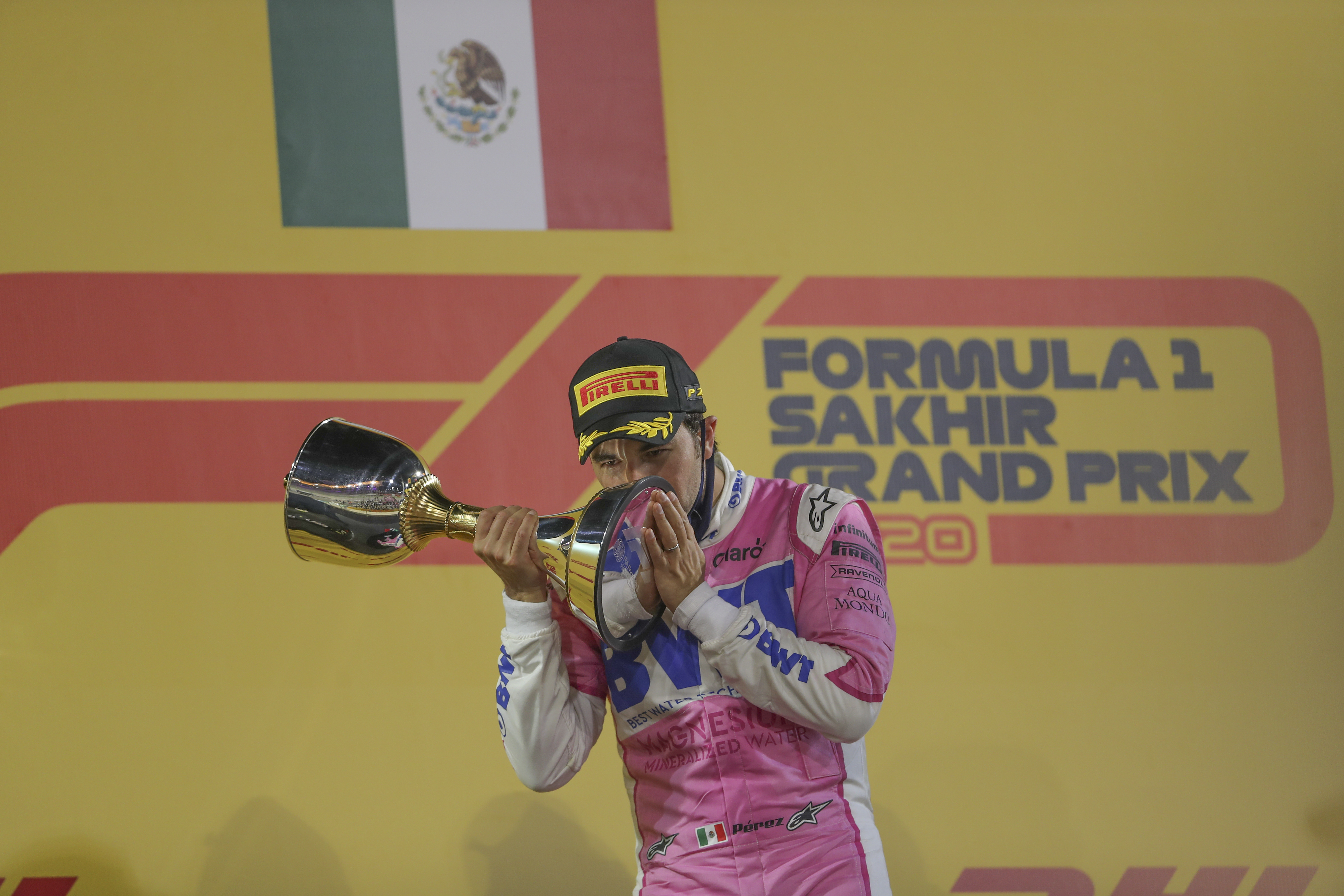 El piloto de Racing Point Sergio Pérez de México celebra su victoria en el Gran Premio de Fórmula 1 de Sakhir, Baréin el domingo 6 de diciembre de 2020.