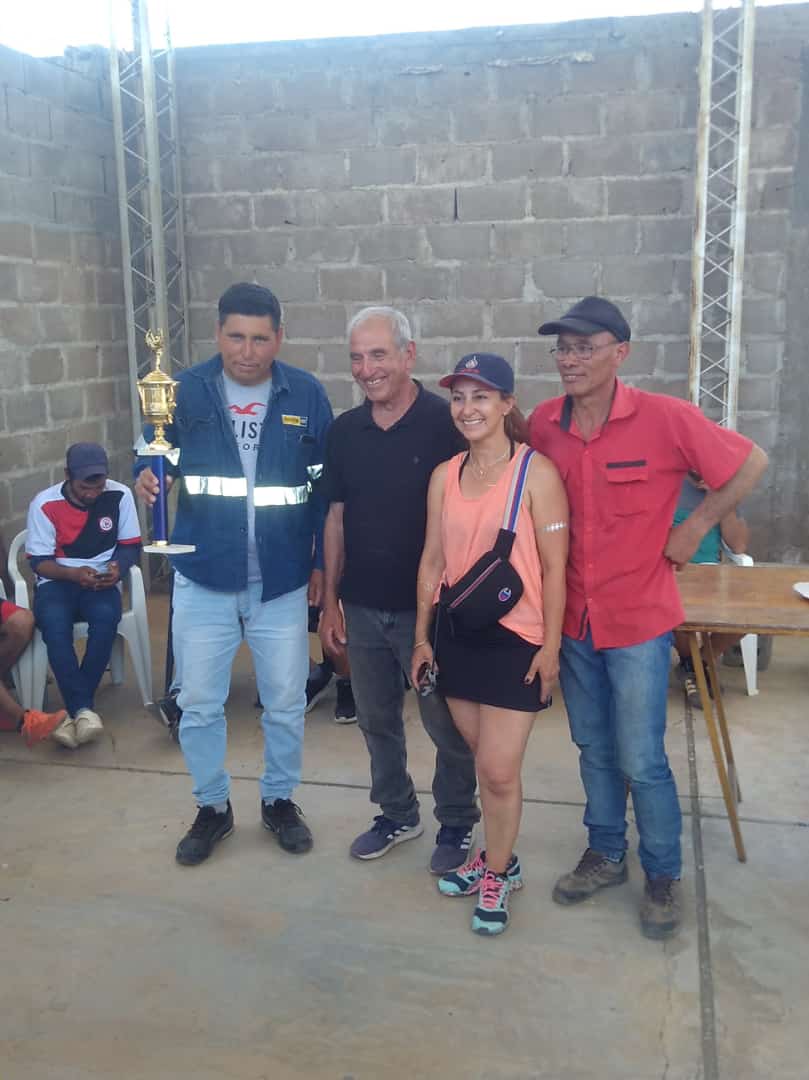 Uno de los tantos trofeos ganados que no tienen donde exhibir  