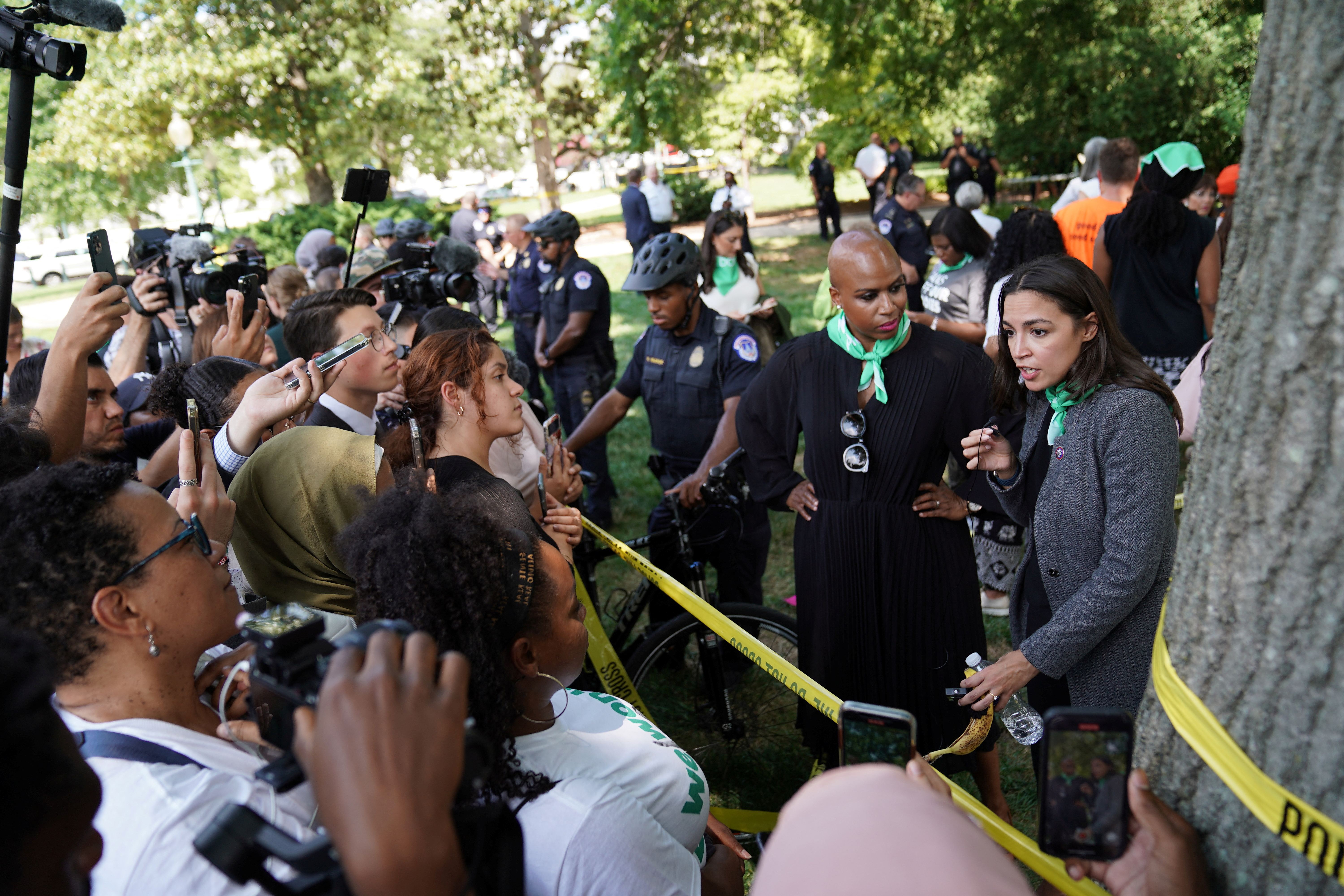Ayanna Pressley y Alexandria Ocasio-Cortez (REUTERS/Sarah Silbiger)