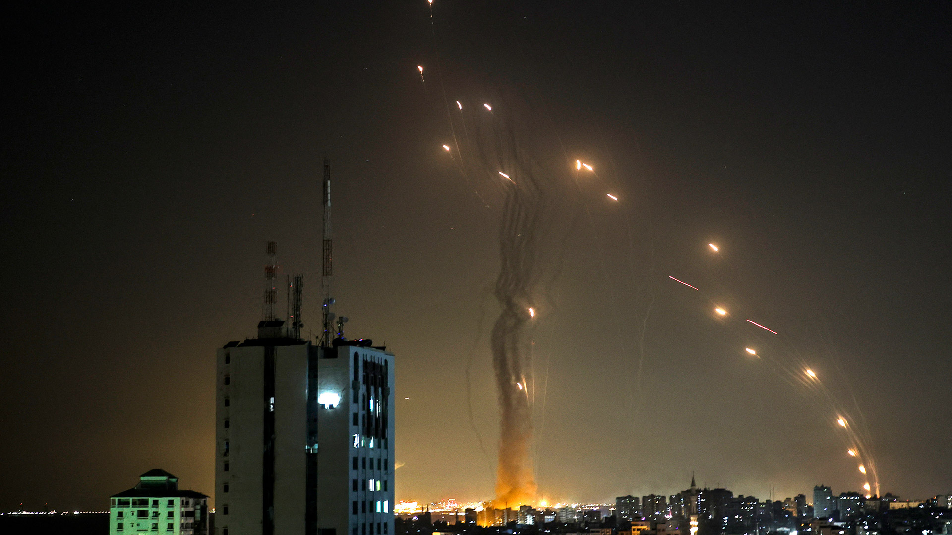 Cómo la Cúpula de Hierro está interceptando los cohetes lanzados por Hamas sobre la noche de Tel Aviv