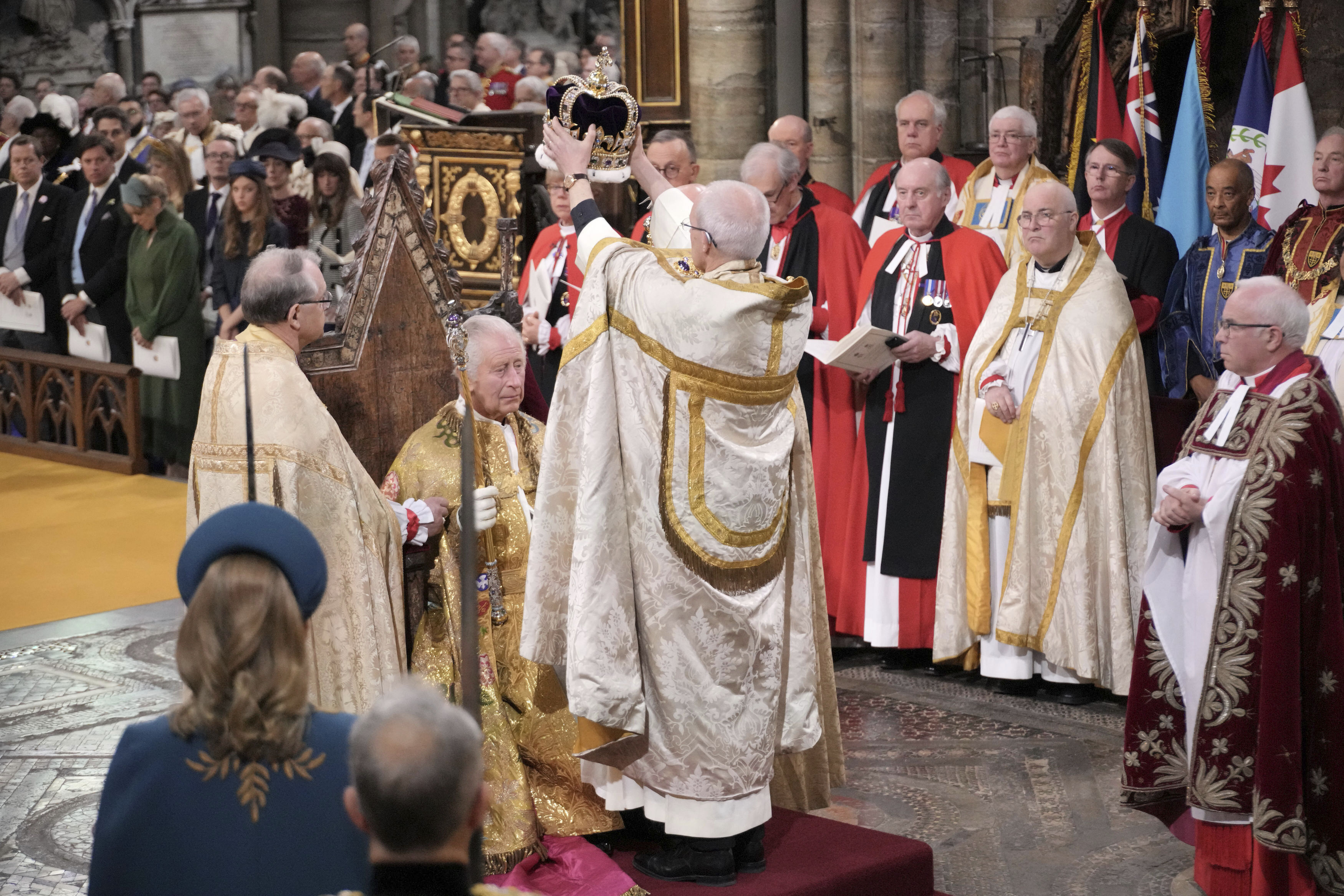 El rey Carlos III sentado mientras recibe la Corona de San Eduardo durante la ceremonia de coronación en la Abadía de Westminster, Londres, sábado 6 de mayo de 2023. (Jonathan Brady/Pool Photo vía AP)
