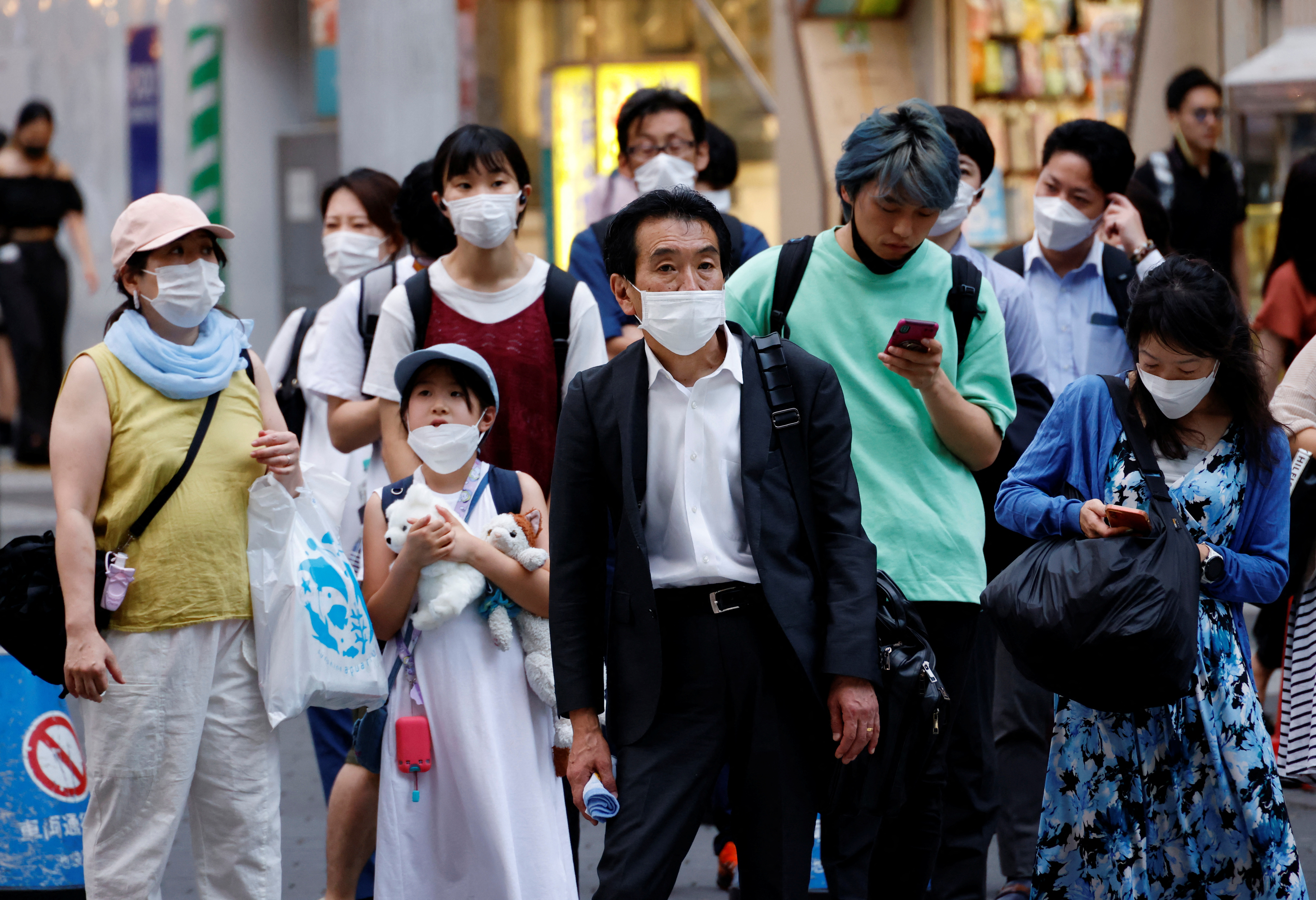 Peatones con mascarillas en Tokio (Reuters)