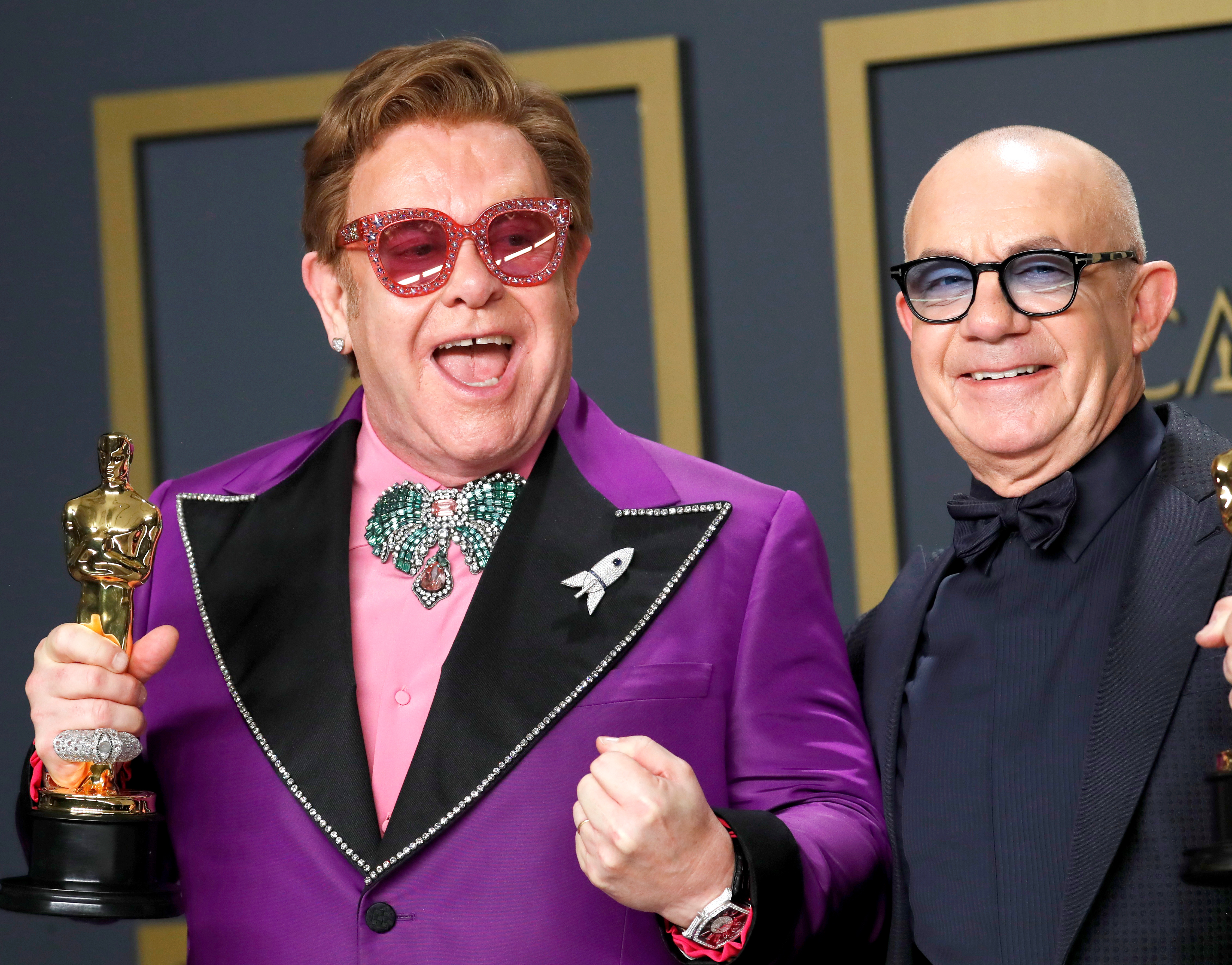 Elton John y Bernie Taupin con el Oscar como Mejor Canción por (I'm Gonna) Love Me Again de Rocketman en febrero de 2020. (REUTERS/Lucas Jackson)