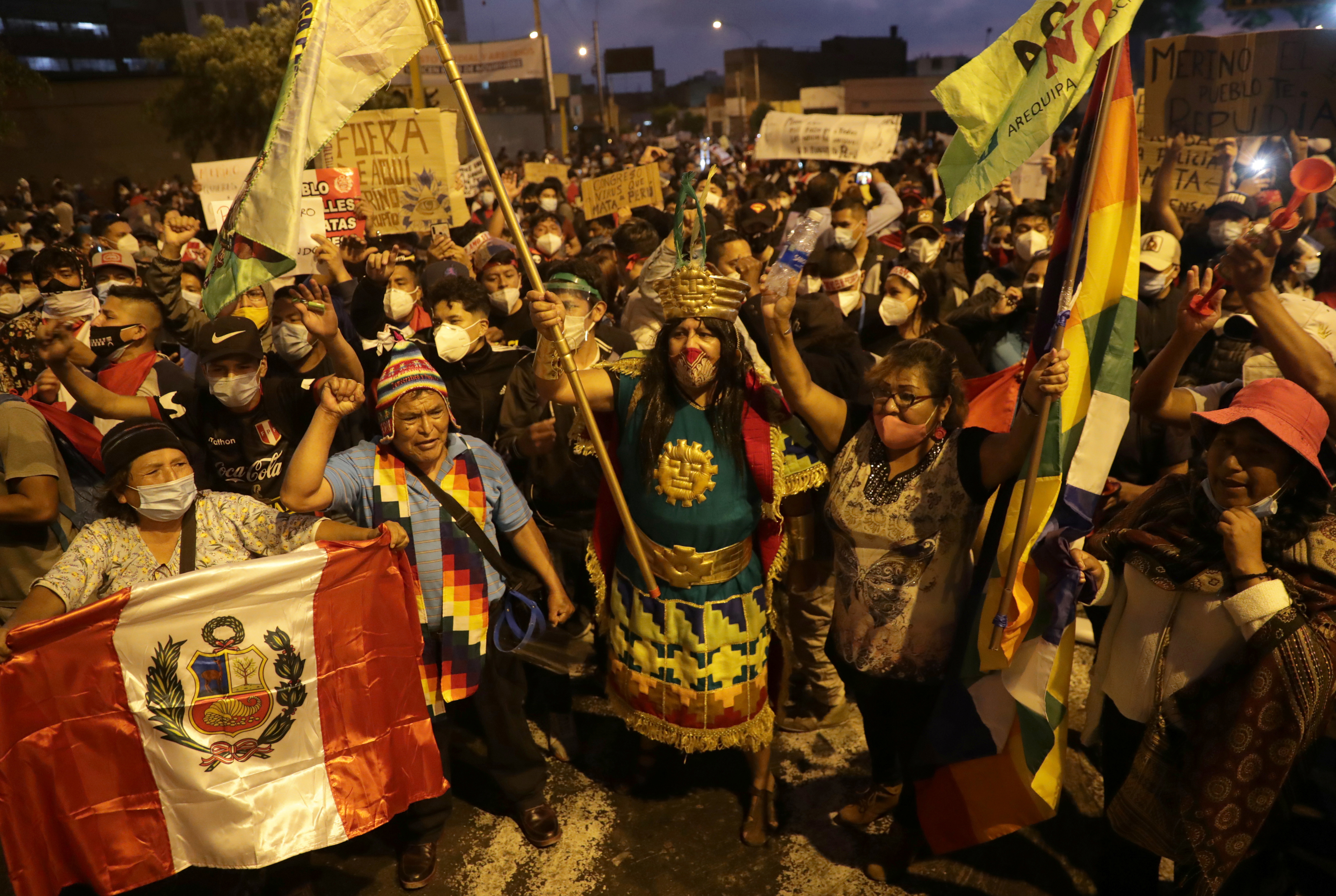 Multitudinaria marcha en  contra de la destitución de Martín Vizcarra en Perú 