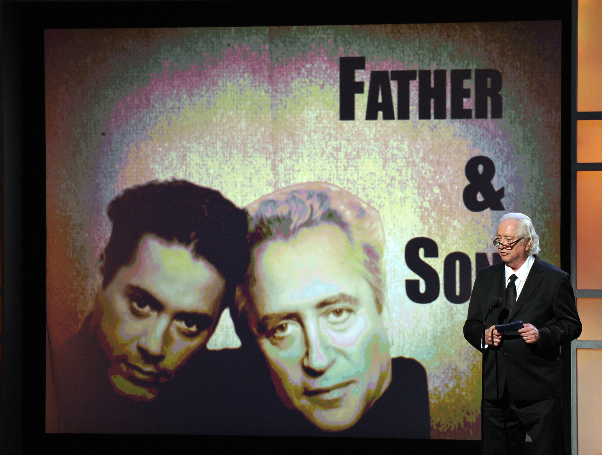El actor Robert Downey Sr. habla en el escenario en honor a su hijo Robert Downey Jr. (Foto de John Shearer / WireImage)