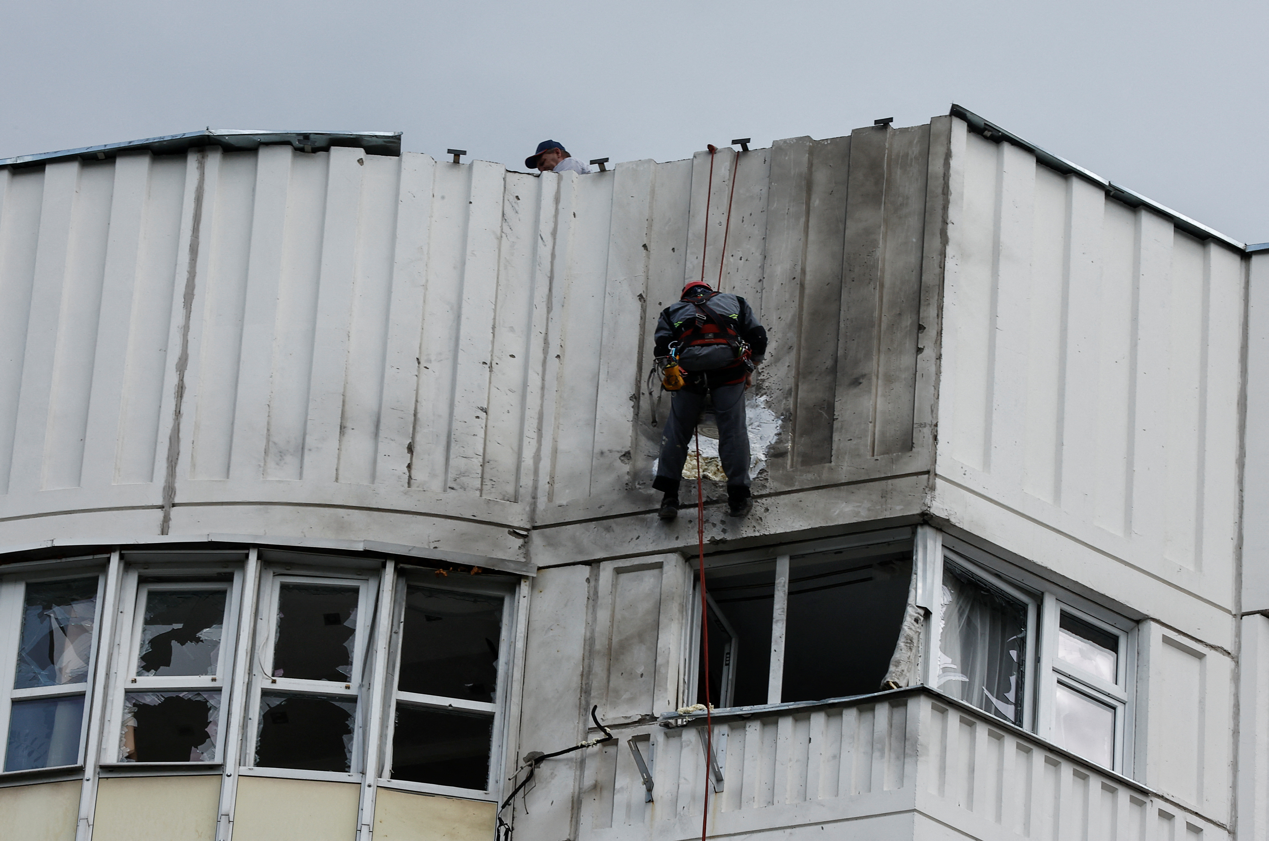Reparaciones en un edificio dañado por los drones en Moscú (Reuters)