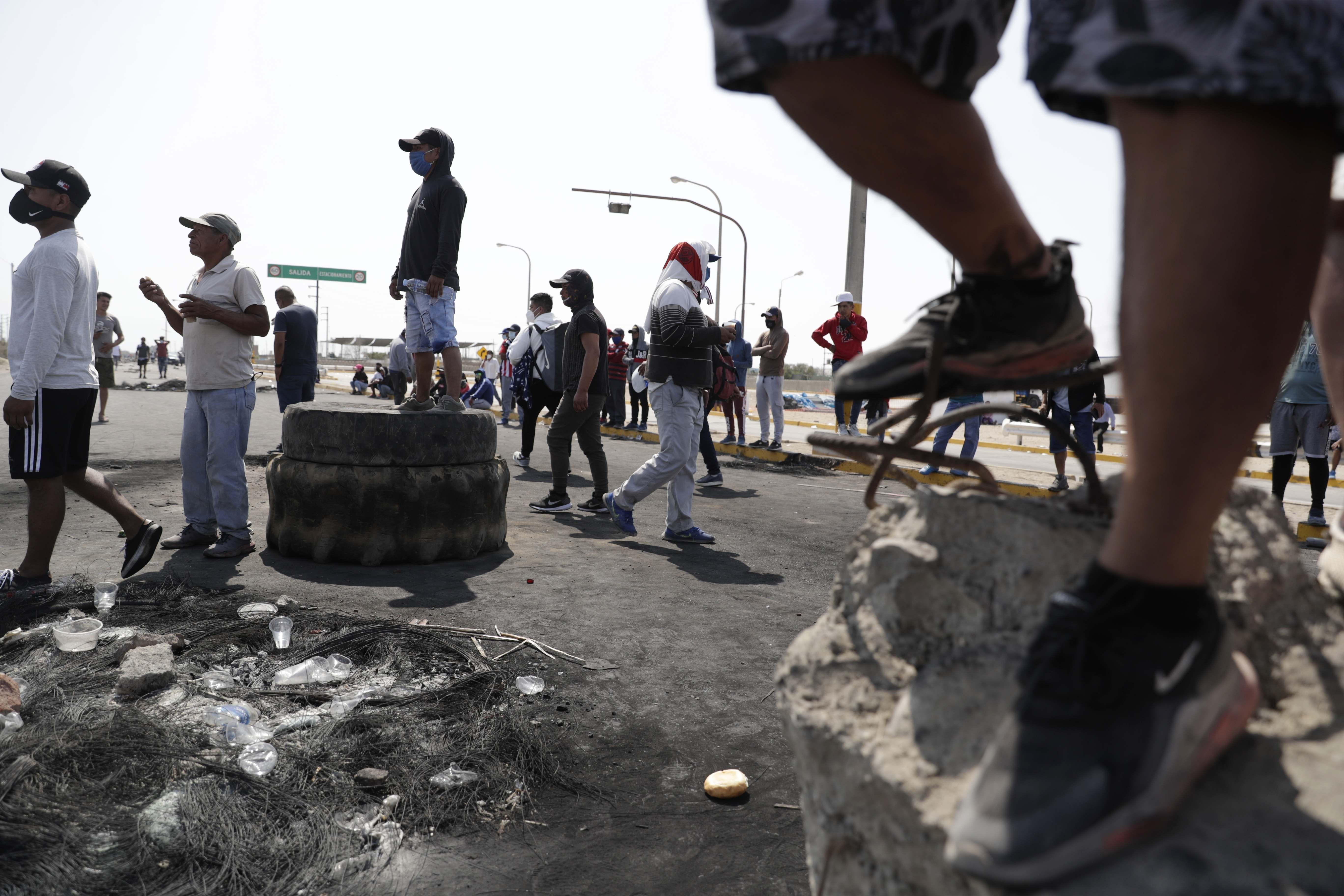 Manifestantes bloquean la autopista Panamericana Sur, en Perú