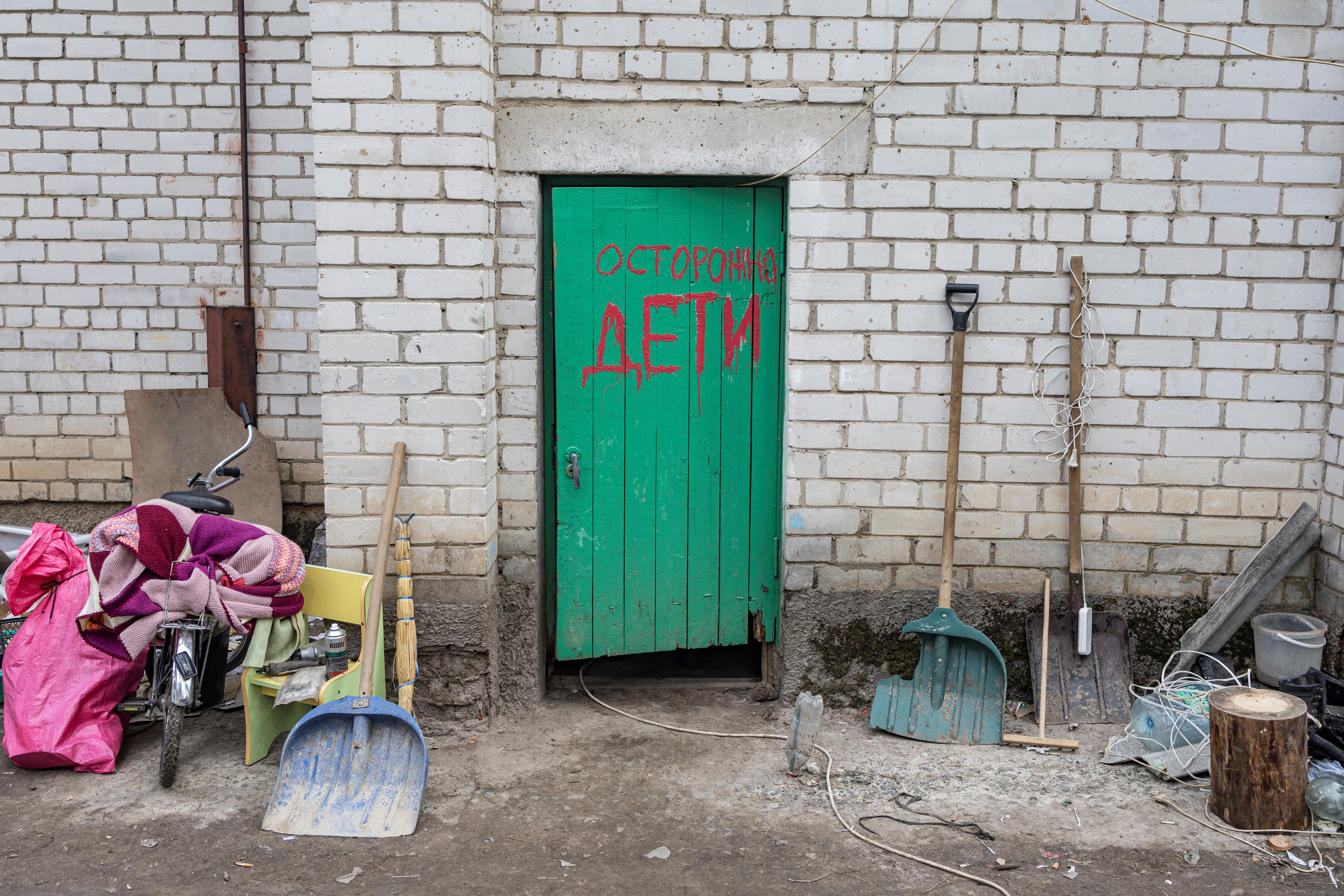 La entrada al sótano de una escuela está inscrita con las palabras "Tengan cuidado, niños" REUTERS/Marko Djurica BUSCAR 