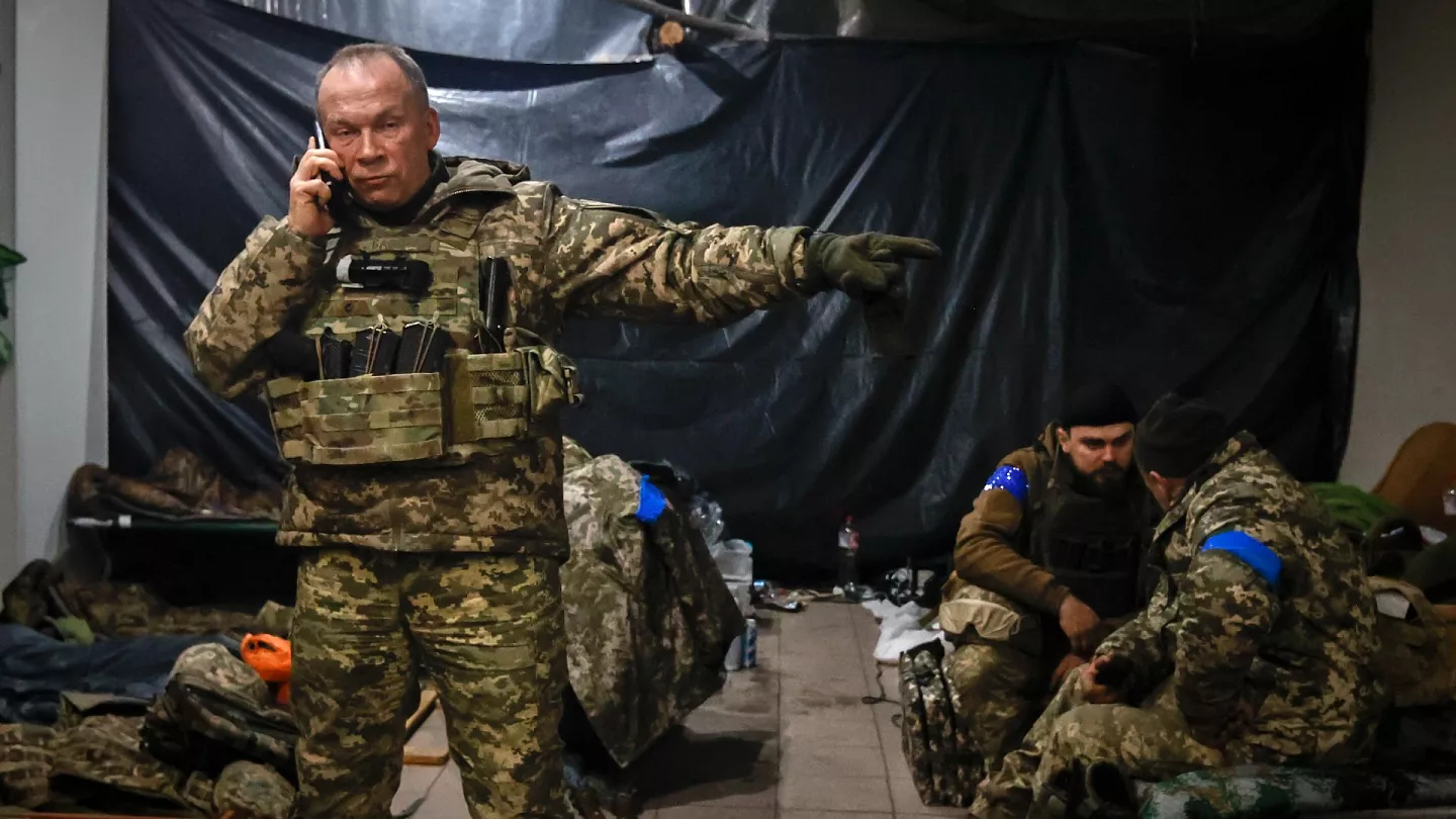 El comandante de las fuerzas terrestres de Ucrania, el coronel general Oleksandr Syrskyi,en el bunker desde donde comanda a las tropas en la contraofensiva. (Reuters)