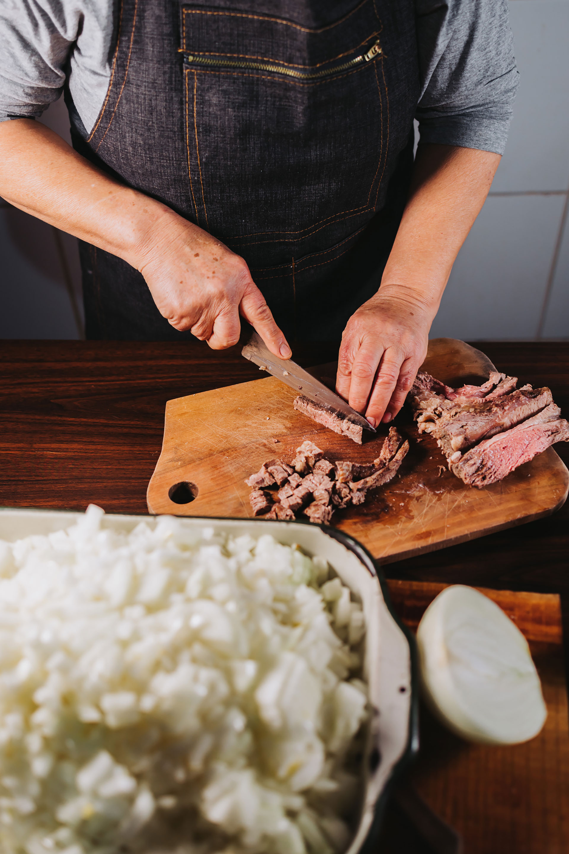 La carne cortada a cuchillo le da un toque casero y de autor a la receta de empanadas (Getty)