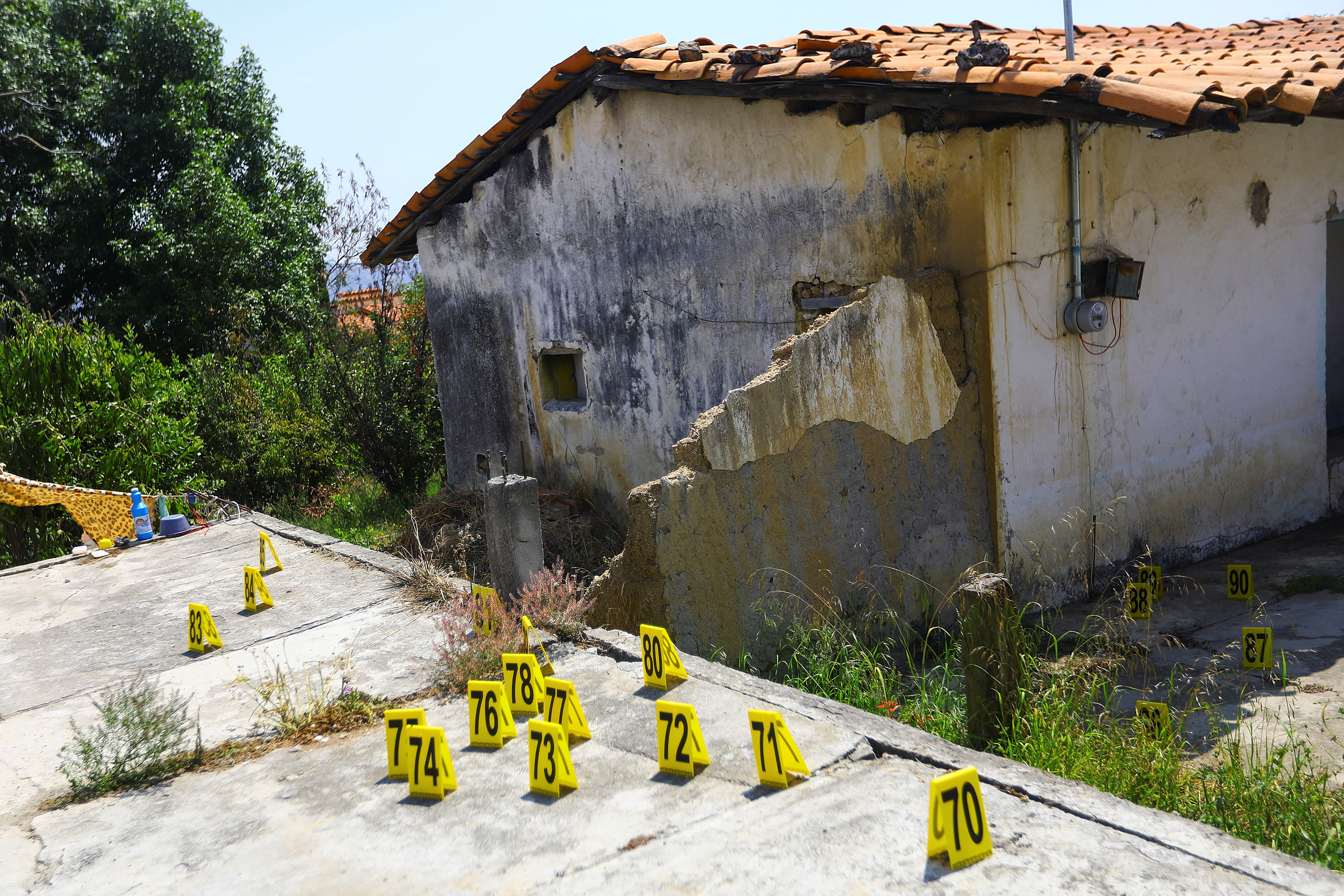 Evidencias en la escena del crimen donde fueron asesinados 13 policías (Foto: REUTERS/Edgard Garrido)