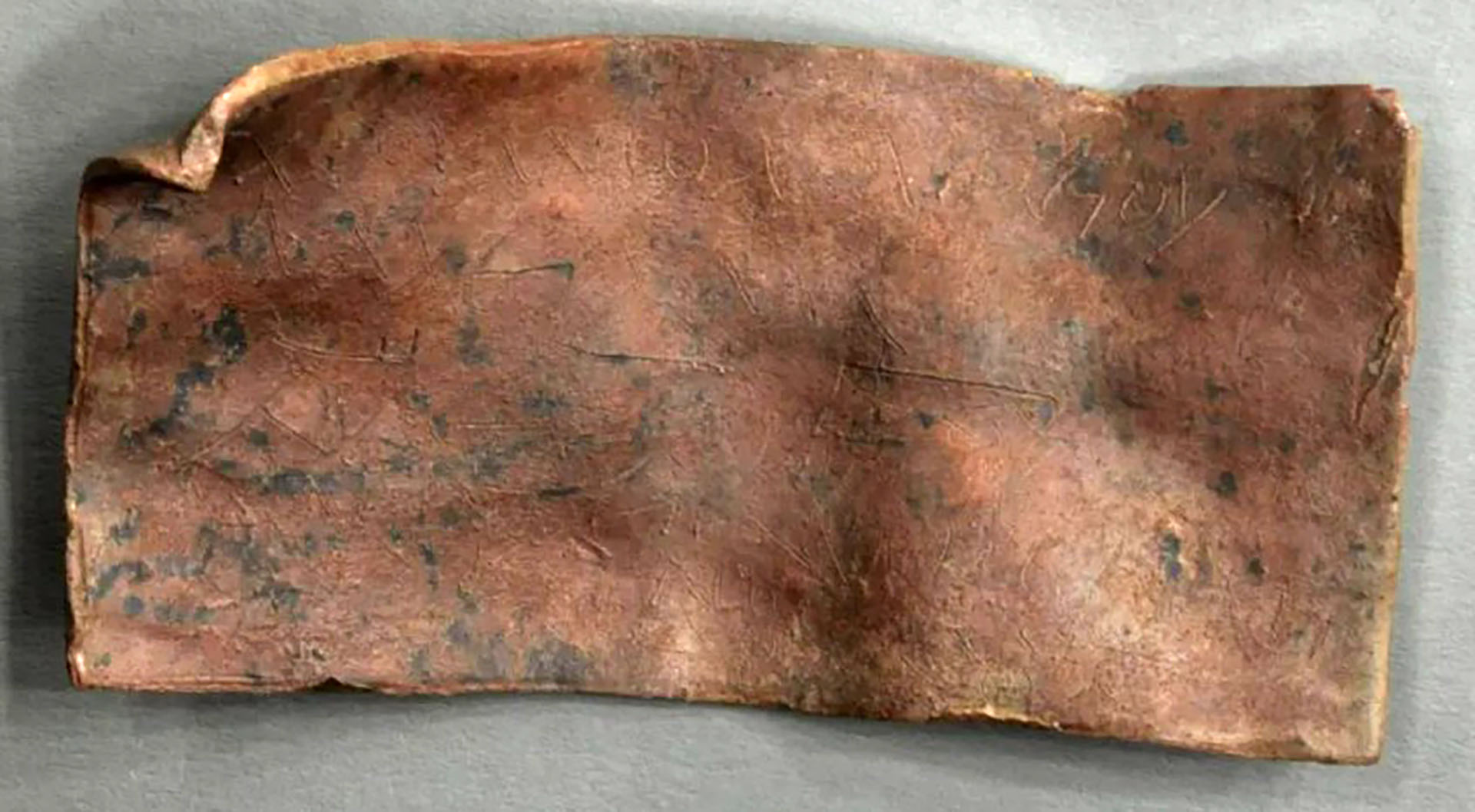 Decodifican una tablilla romana que revela una maldici&oacute;n contra esclavos multiculturales
