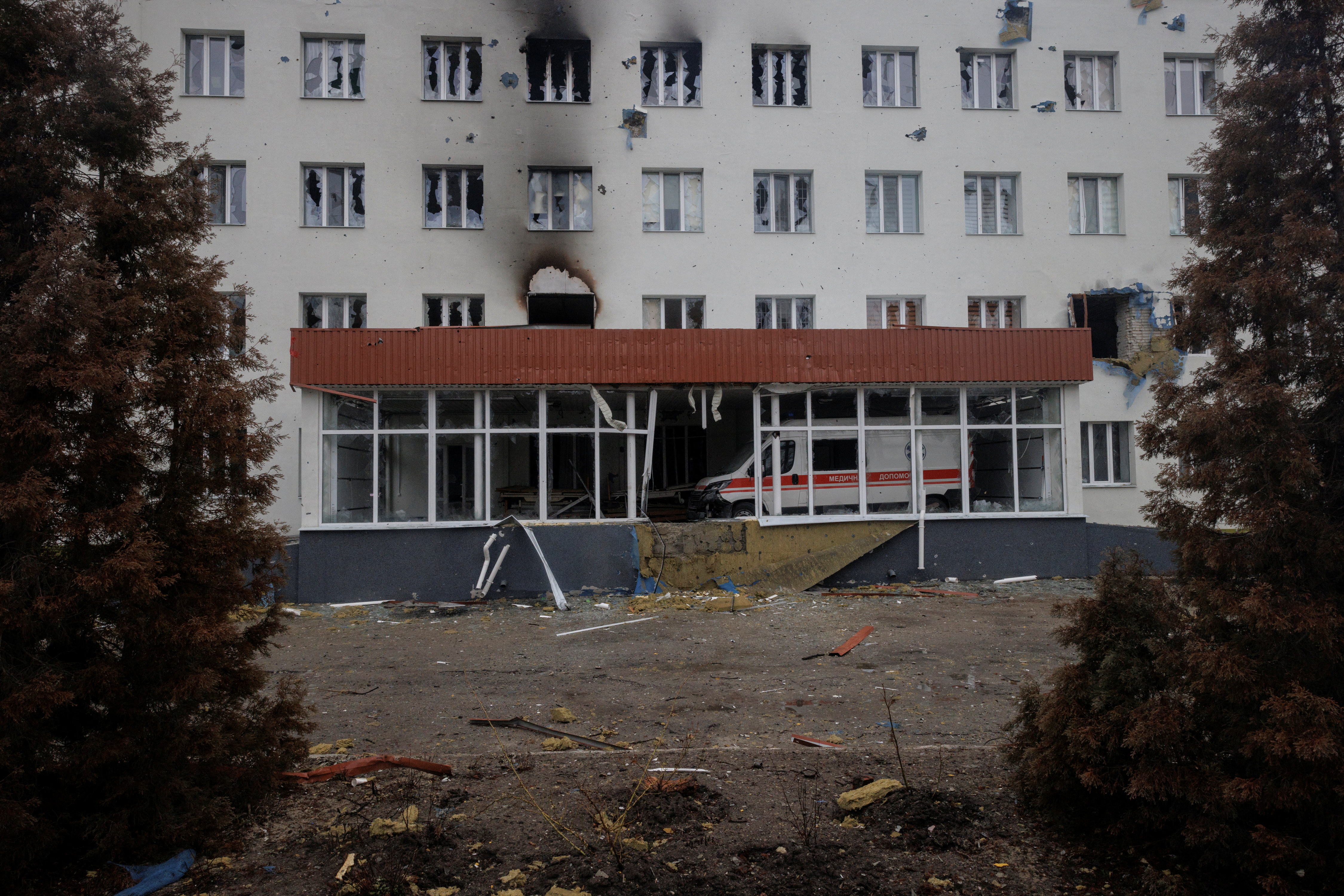 Las tropas rusas destruyeron cientos de edificios, hospitales, teatros y otras instalaciones civiles (REUTERS/Thomas Peter)