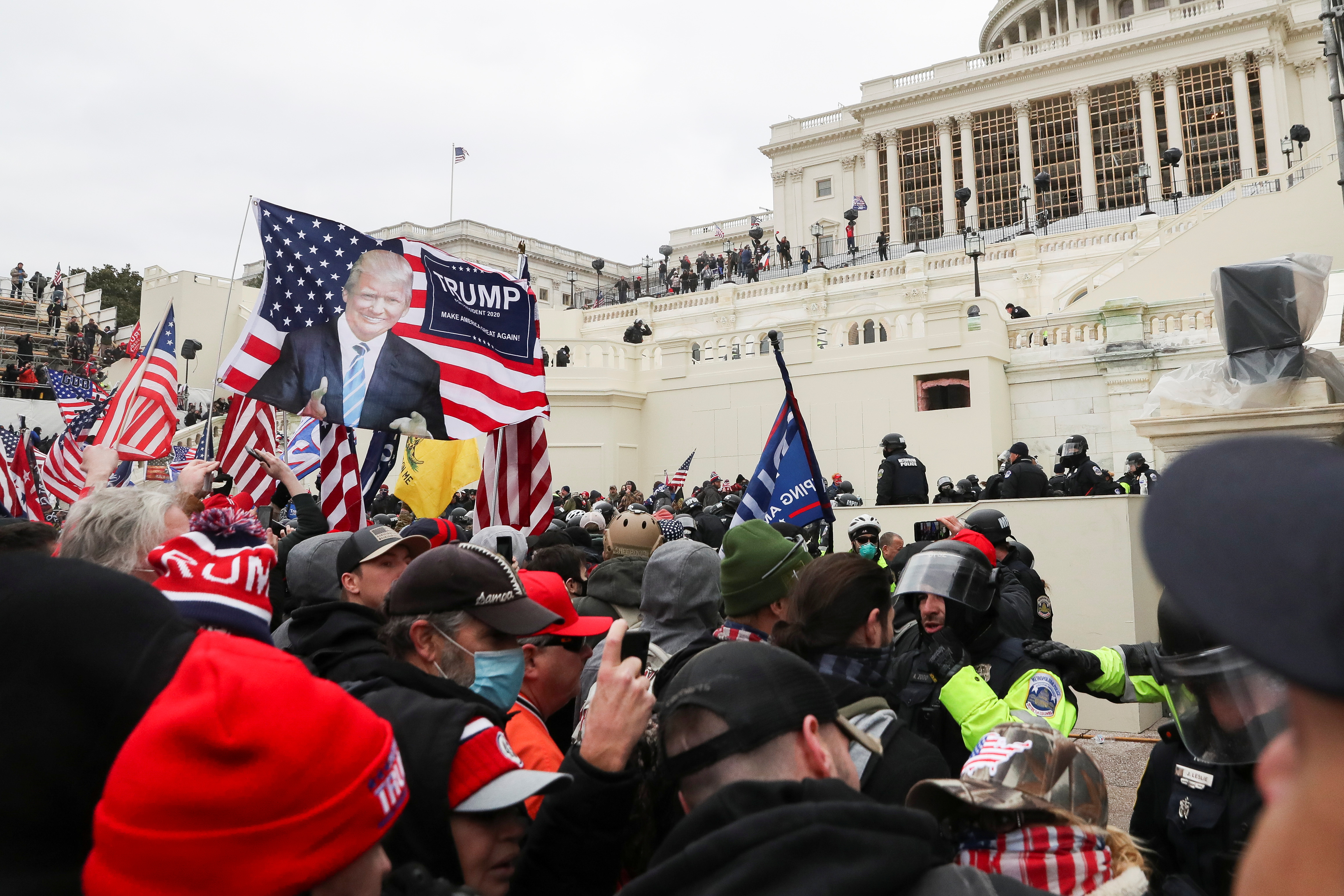 Foto panorámica de partidarios de Trump fuera del Capitolio. Foto: REUTERS/Leah Millis