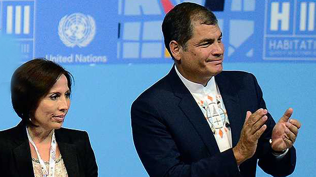 La ex ministra ecuatoriana junto a Rafael Correa