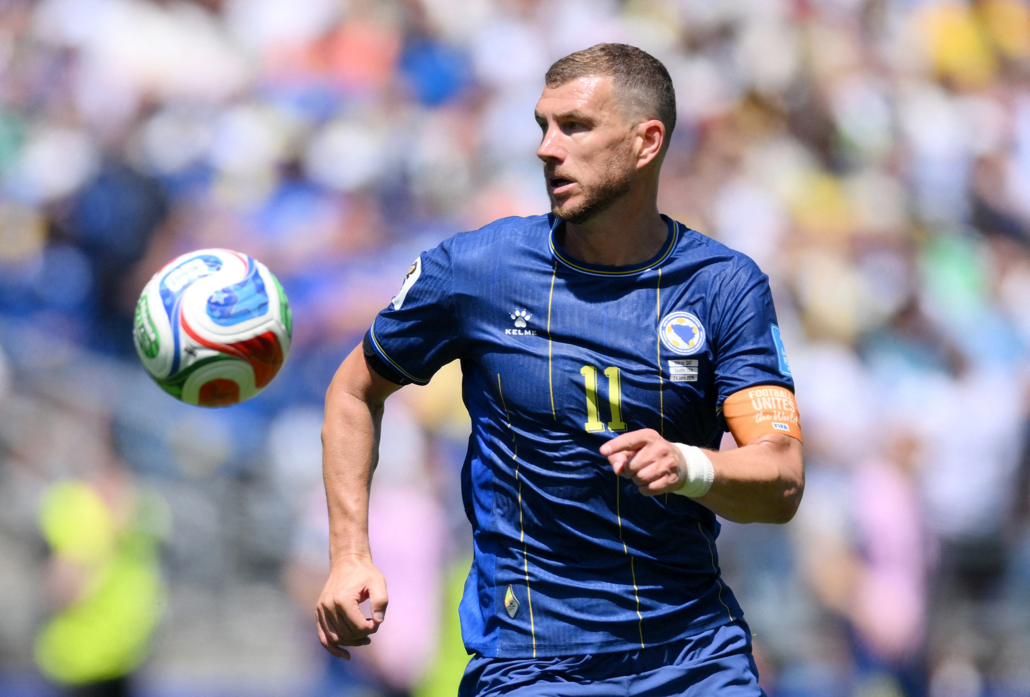La furia de Dzeko luego de ser reemplazado en el triunfo de Bosnia: tir&oacute; una botella y discuti&oacute; con su entrenador