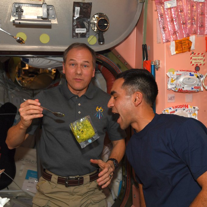 El momento de la comida es uno de los más divertidos en el espacio, con gravedad cero (NASA)