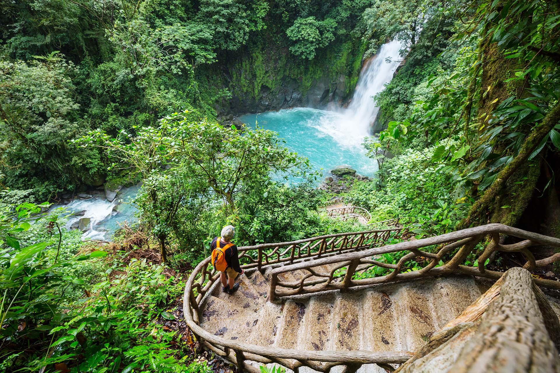 Volcanes, calas de arena dorada y densos bosques tropicales atraen cada año a miles de turistas a disfrutar de las playas de Costa Rica. El país centroamericano se ha empeñado en que todos, sin excepción, puedan disfrutar de sus encantos. Una ley obliga a hoteles y espacios públicos a adaptarse a las limitaciones de las personas con movilidad reducida para que los viajeros con discapacidad puedan disfrutar sin dificultades de los atractivos del país. Existen senderos pavimentados accesibles que recorren la mayoría de los bosques pluviales, y los parques nacionales, como el de Carara o el del Volcán Poás, que cuentan con senderos universales que dan a las personas en silla de ruedas la oportunidad de ver de cerca a perezosos, tucanes y ranas venenosas de dardo