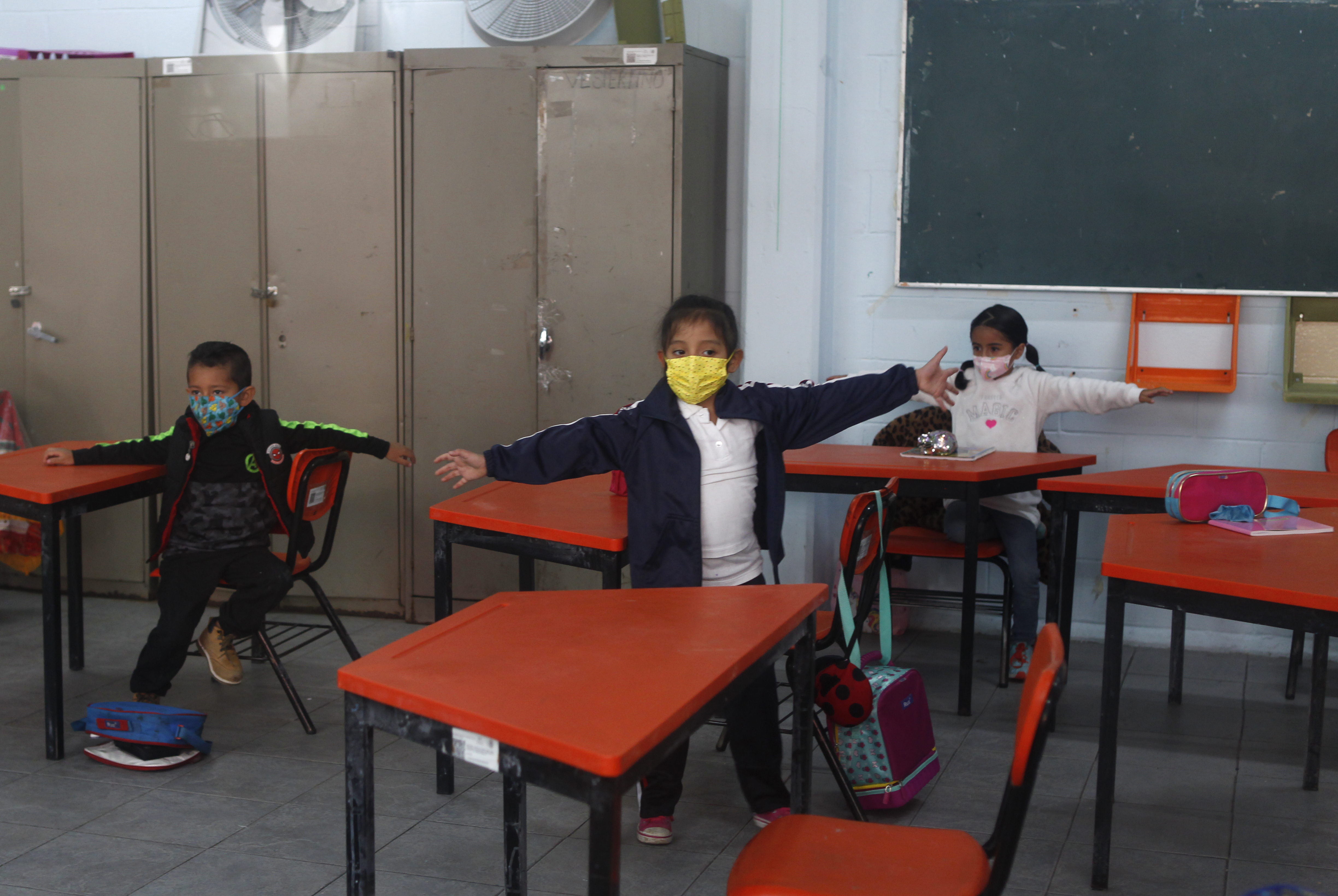 Alumnos realizan actividades en un salón clases. 
Foto: Karina Hernández / Infobae