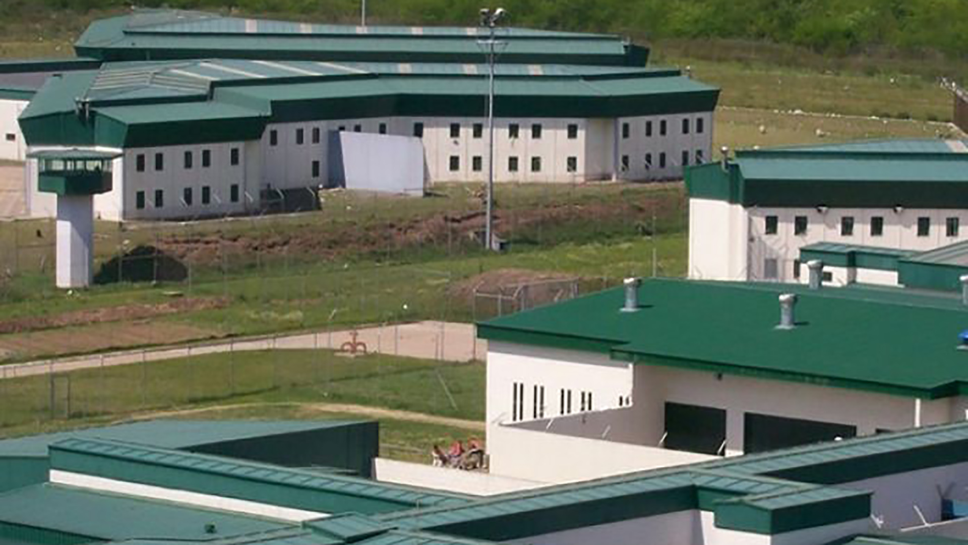 Fuertes críticas al proyecto del Gobierno para mejorar la conectividad en las cárceles federales 