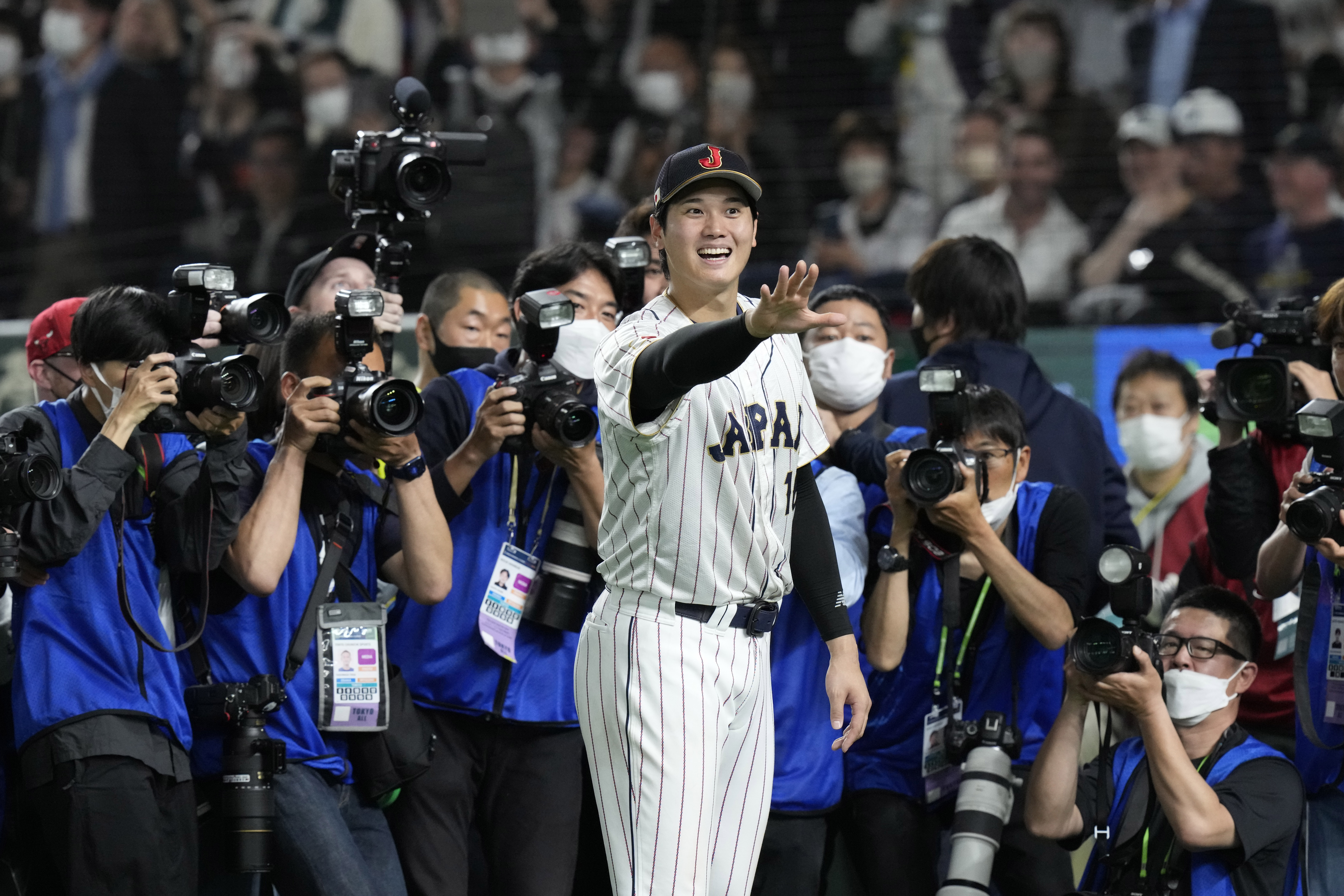 El astro japonés Shohei Ohtani gesticula tras la victoria ante Italia en los cuartos de final del Clásico Mundial de béisbol, el jueves 16 de marzo de 2023. (AP Foto/Eugene Hoshiko)