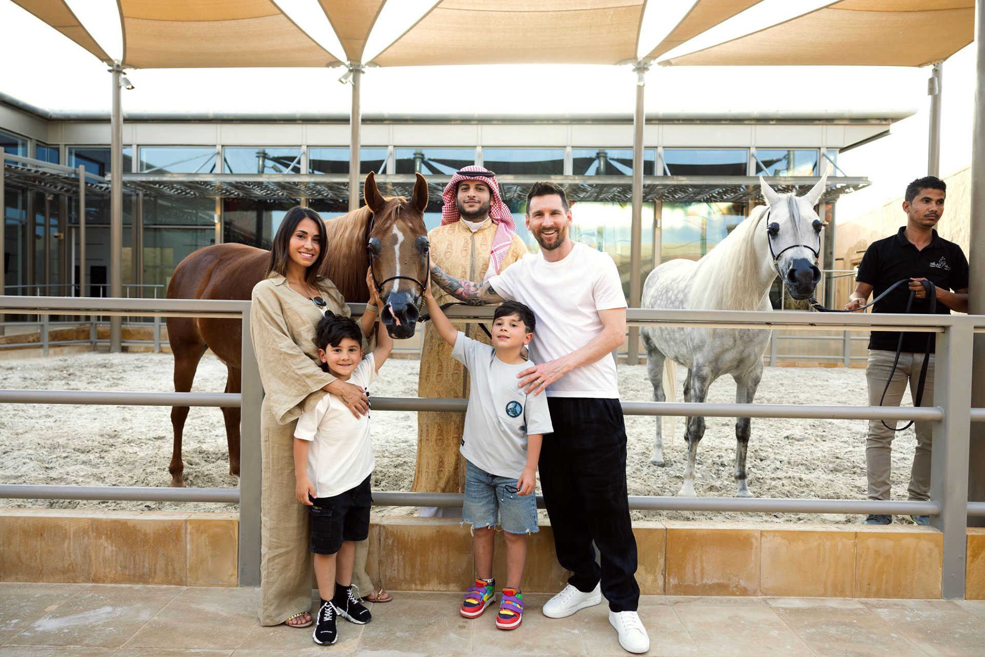 Leo y su familia junto a los caballos (AhmedAlKhateeb)