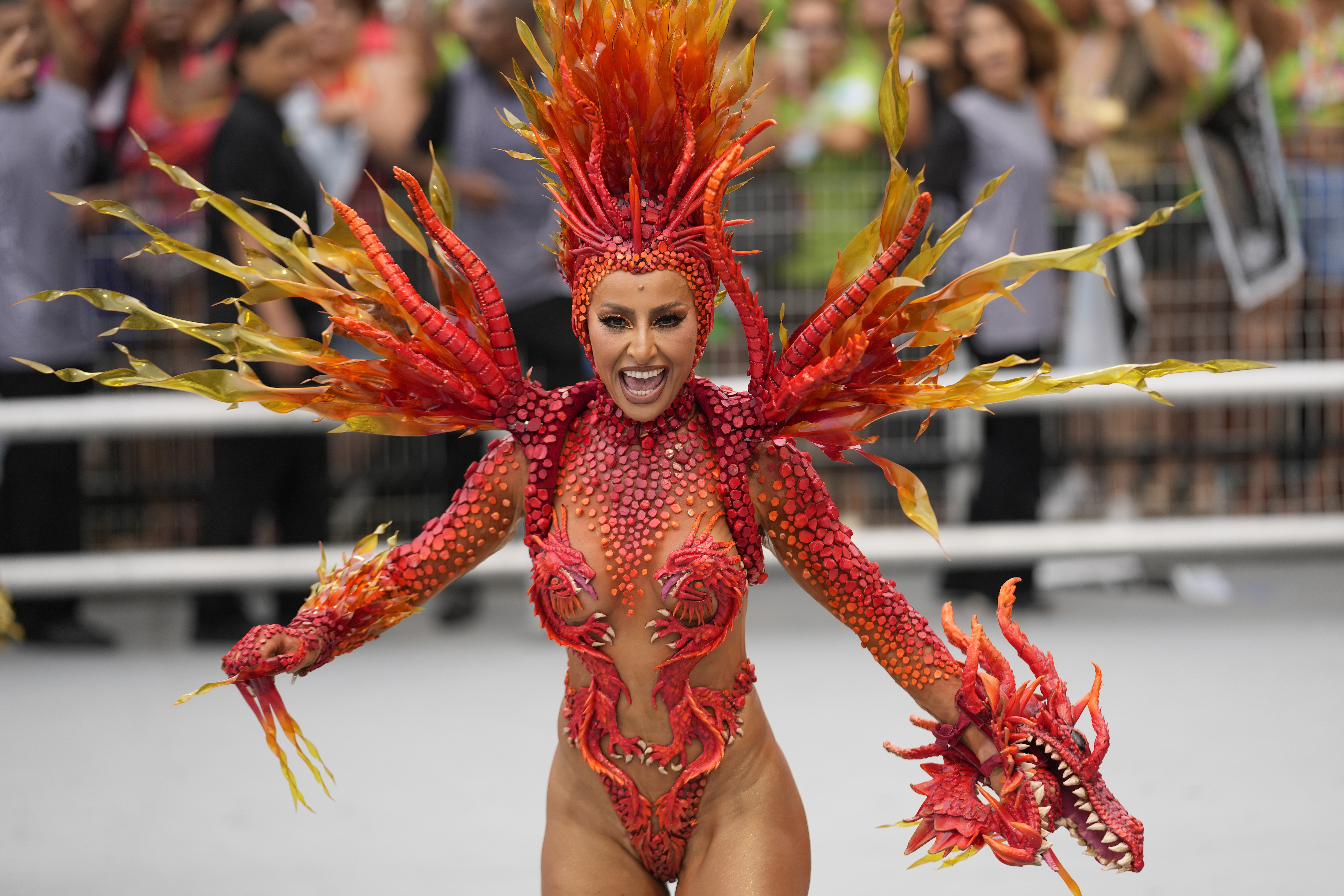 La modelo y presentadora de televisión brasileña Sabrina Sato, de la escuela de samba Gavioes da Fiel, actúa durante un desfile de carnaval en Sao Paulo, Brasil, el sábado 18 de febrero de 2023. (AP/Andre Penner)